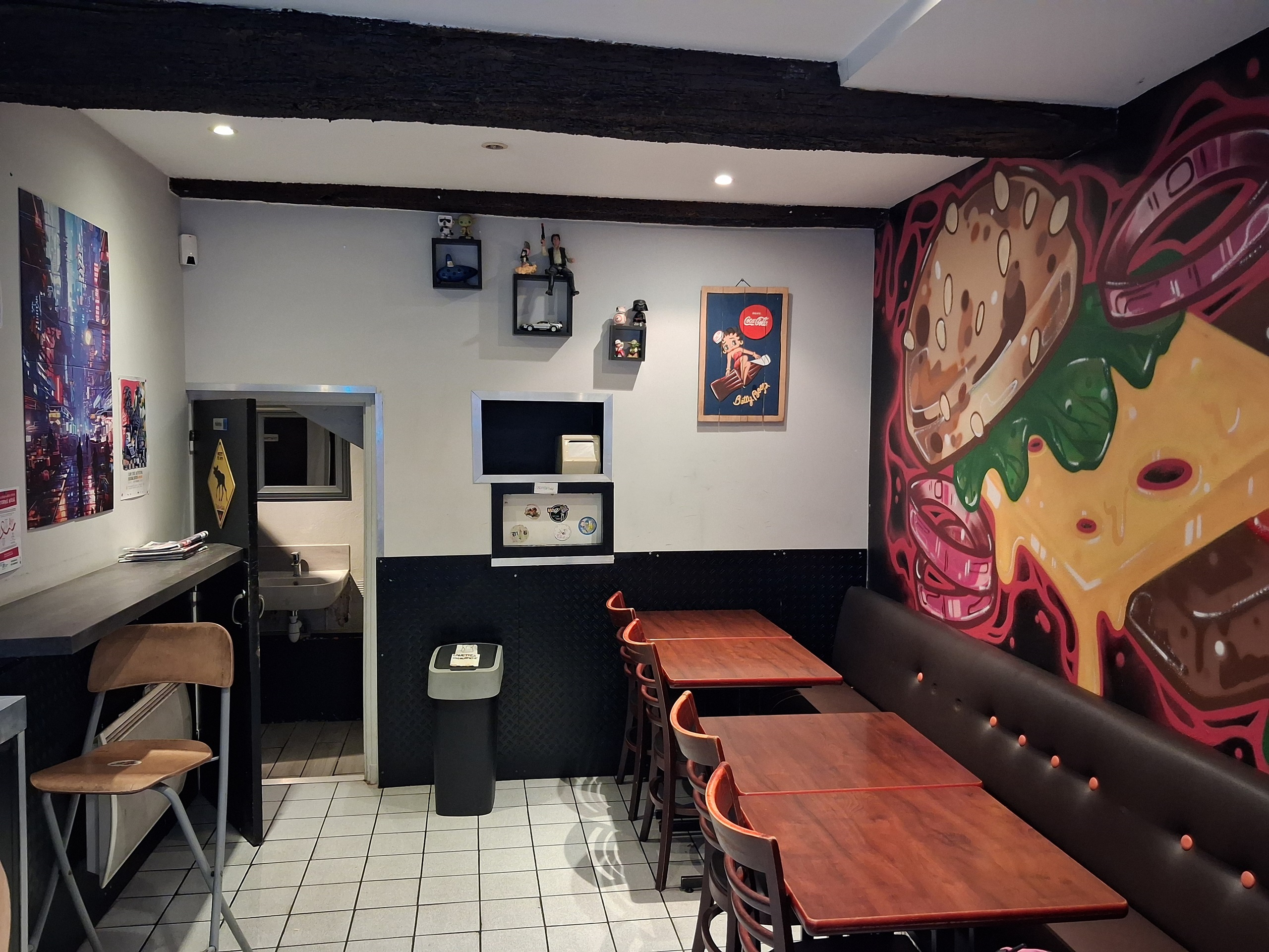 À reprendre : Québec Burger – Adresse emblématique du cœur de Cluny (71)
	Chiffres clés : CA : 231.000 €, Valeur Ajoutée : 29,2%
	Un emplacement stratégique et vivant : Situé en plein cœur du centre historique de Cluny, sur une rue commerçante à fort passage (piétons et véhicules), à proximité immédiate de boutiques dynamiques (mode, déco, caviste, coiffeur, bijouterie).
Cluny bénéficie d’une zone de chalandise attractive (30 000 habitants à 25 min) et d’un flux touristique de 250.000 visiteurs/an (Abbaye, Haras National, Arts & Métiers, évènement Gadz’Arts, Taizé).
	Un concept simple et performant : Burgers maison, nuggets, options végétariennes, formules adaptées à tous les budgets ; 70 % des ventes à emporter / 30 % sur place (12 couverts en salle + 10 en terrasse) ; Clientèle fidèle : étudiants, familles, touristes.
	Les atouts de l’entreprise : 1 salariée expérimentée (5 ans d’ancienneté), autonome et polyvalente ; belle notoriété et image qualitative.
	Outil de travail fonctionnel : cuisine spacieuse et équipée, matériel complet et entretenu (friteuses Fry Master, plaque induction, frigos, caisse tactile…) ; loyer : 556,85 € TTC/mois ; Accessibilité PMR en salle.
	Affaire à céder pour déménagement hors région, accompagnement proposé, montant souhaité : 192.000€ pour le fonds