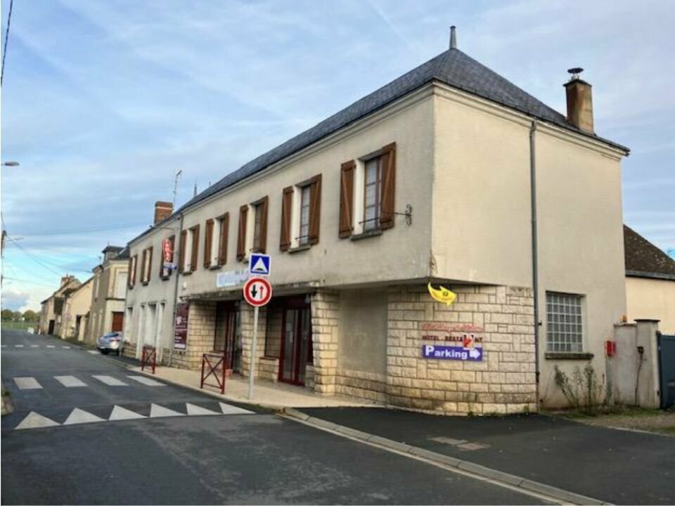 Cet ancienne auberge dispose de 16 chambres (dont 4 au sein du logement de fonction), et de deux salles de restauration avec cuisine et comptoir.

Depuis les années 2000, une épicerie avec un bar et un tabac occupait les lieux, proposant occasionnellement des services hôteliers.

Le bien d’une surface totale de 1100 m² est constitué :

d'un terrain avec :
- un parking clientèle
- une terrasse en bois
- un garage de 18 m²
- une cave extérieure
- une cour privative

d'un bâtiment principal de 500 m² comprenant :
– au rez-de-chaussée :
deux salles de restauration de 81 m² et 56 m²
un espace accueil/épicerie de 67 m²
une cuisine et une plonge de 30 m² non équipée
– au premier étage :
4 chambres de 13 m² avec salle de bain et toilette commune pour la partie auberge
un logement de fonction comprenant 4 chambres de 9 m² à 15 m², une salle de bain, un salon de 27 m² et une pièce de cuisine à créer de 13 m²
– un grenier de 61 m² avec des possibilité d’aménagement
– une cave

d'un second bâtiment annexe de 106 m² comprenant :
- 6 chambres de 13 m² à 20 m² avec salle de bain et petite terrasse privatives
- un grenier

Localisation :

A la croisée de la Touraine, du Berry et du Poitou, une ancienne auberge-restaurant est à reprendre.
Seuls les murs sont à céder pour ce bien qui accueillait habitants et touristes itinérants, situé sur la rive gauche de la Creuse, en face de la cité de Descartes.

Conditions d'acquisition :

Nous consulter

Caractéristiques / Atouts :

- Sur une route passante
- Fréquentation touristique et attraits à proximité : en vallée de la Creuse, en face de la cité de Descartes et à proximité des falaises troglodyte de Saint-Rémy-sur-Creuse
- Accompagnement de la collectivité et de l'office de tourisme pour la mise en commercialisation
- Aide financière pour aider à la modernisation et rénovation des lieux