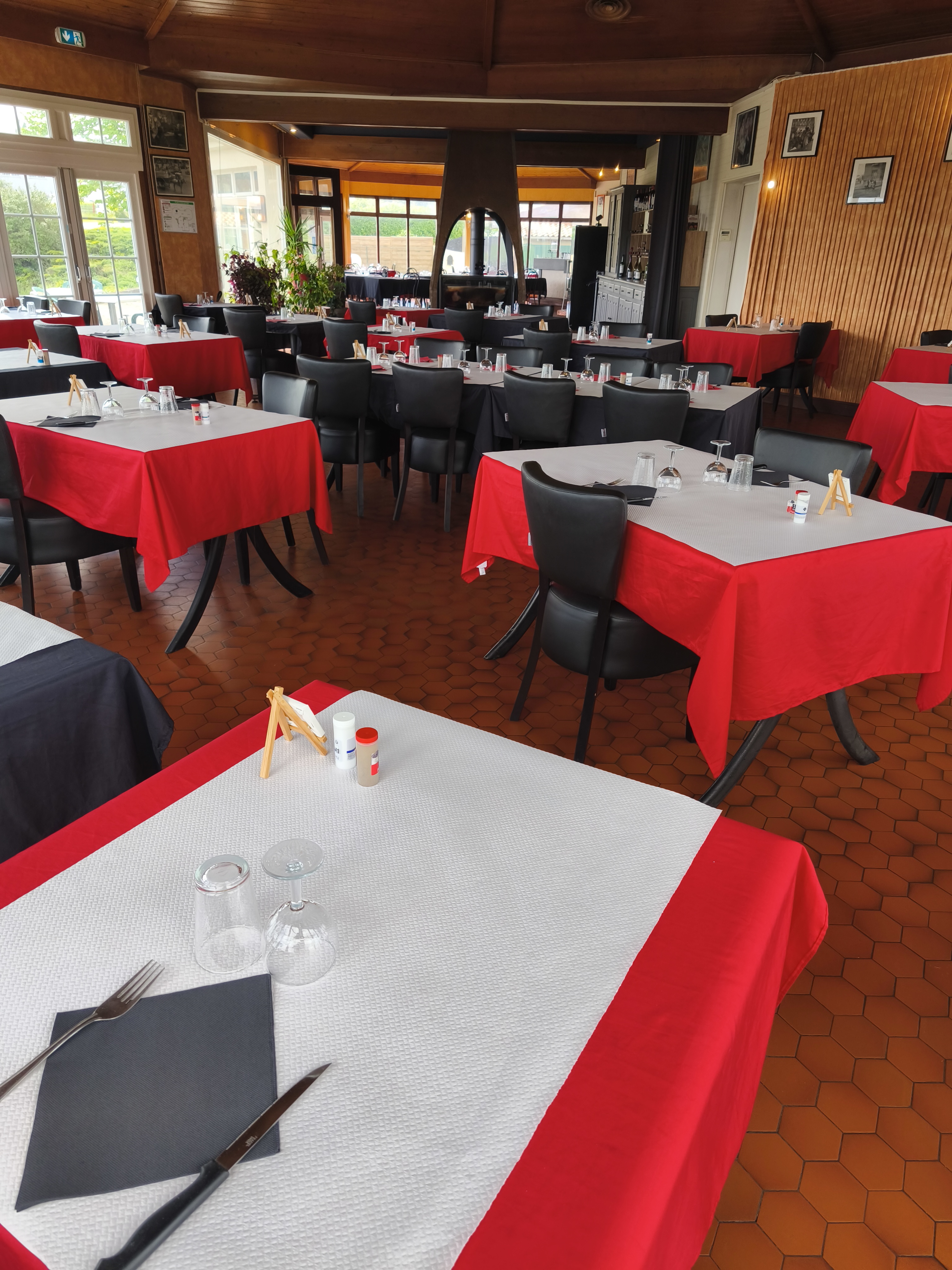 Restaurant prêt a travailler.3 salles, terrasse, cuisine équipée,wc handicapé rampe d accès.. grand parking.contrat avec hotel .énorme potentiel.axe important.urgent