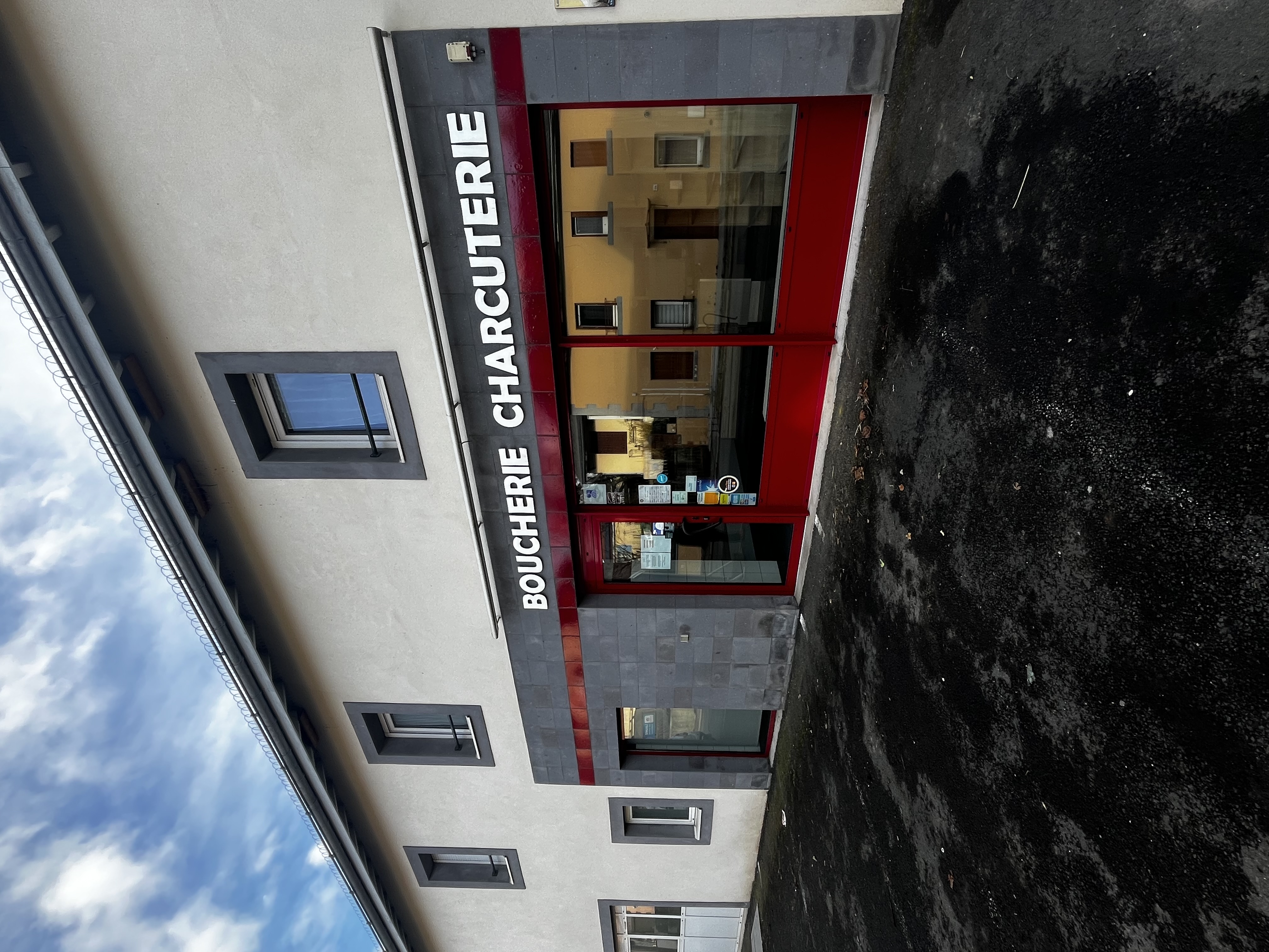 Vous rêvez de développer votre activité de boucherie dans un cadre charmant et dynamique ? Ce local clé en main à Chapdes-Beaufort est l’opportunité qu’il vous faut !

Chapdes-Beaufort est un village dynamique du Puy-de-Dôme, connu pour son cadre agréable, sa vie locale active et ses commerces de proximité. Idéal pour une boucherie artisanale qui souhaite travailler au cœur d’un village attaché aux produits locaux et au savoir-faire artisanal. 

Le local :
•	Superficie totale : 132 m², dont 41 m² de surface de vente lumineuse
•	Boucherie entièrement équipée avec tout le matériel nécessaire pour démarrer immédiatement
•	Local entièrement rénové, moderne et fonctionnel
•	Rampe de déchargement facilitant les livraisons et la logistique
•	Agencement pratique pour optimiser le flux de travail et la vente

Avantages pour votre activité :
•	Démarrage rapide grâce au matériel existant
•	Local attractif et fonctionnel pour le confort de votre équipe et de vos clients
•	Fort potentiel de développement sur un secteur géographique attractif

Ne manquez pas cette opportunité rare d’installer votre boucherie dans un local parfaitement équipé et rénové, au cœur d’une commune charmante et active.
Contactez le service développement économique dès aujourd’hui pour organiser une visite et découvrir tout le potentiel de ce local.