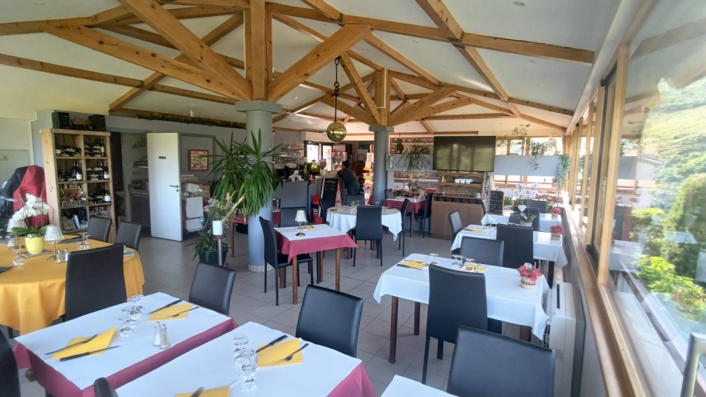 Située à 620 mètres d’altitude LES FERRES est une commune de 93 habitants (Recensement INSEE 2022) au cœur du Parc Naturel régional des Préalpes d’Azur dans la vallée de l’Estéron et intégrée au sein de la Communauté d’agglomération de Sophia Antipolis.
Son territoire se trouve à :
-	moins d’1 heure de Nice ;
-	30 minutes de Carros ;
-	50 minutes de la Station de ski de Gréolières-les-Neiges ;
-	10 minutes de Bouyon et de son école ainsi que de sa piscine municipale ;
-	25 minutes de Roquesteron ;
-	la croisée des sentiers de randonnées, ainsi que des itinéraires de VTT situés sur le massif du Cheiron et du pont de la Cerise.
Son environnement naturel préservé, sa proximité avec des bassins de vie et d’emplois importants en font un lieu de vie et de vacances privilégié. 
Au cœur de ce site préservé, l’Auberge communale est un bâtiment construit à la fin des années 90 offrant une vue panoramique sur le massif du Cheiron.
L’établissement est situé au cœur du village, à proximité immédiate d’un parking et bornes de recharges rapides pour les véhicules électriques. 
Il comprend :
- Au rez-de-chaussée : une cuisine, une salle de restaurant, un coin épicerie, un vestiaire avec douche, un dégagement avec deux WC indépendants et une terrasse;
- Au niveau moins un (par rapport au dénivelé) : quatre chambres, la chambre 1 et 2 ayant une salle de bain commune. L’ensemble offrant une capacité de 10 couchages;
- Au niveau moins deux (par rapport au dénivelé) : un appartement de trois pièces qui est affecté à titre de logement de fonction et dont l’occupation est totalement liée à l’exploitation de l’auberge et dont l’exploitant fera une condition déterminante de son consentement, qu’il ne puisse s’agir d’une location relavant de la loi du 6 juillet 1989;
- Au niveau moins deux (par rapport au dénivelé) : une buanderie et un local à vélo.

Capacité salle de restauration : 60 à 80 couverts
Capacité terrasse : 20 couverts
Superficie des locaux : 
-	Salle de restaurant, cuisine, WC et annexes : environ 250m²
-	Chambres d’hôtels : 75 m²
-	Appartement de fonction : environ 82m²

La Commune de LES FERRES a à cœur de maintenir un lieu de vie et de rencontres au cœur du village.
L’objectif est de proposer une restauration de qualité, accessible à tous, qui s’intègre pleinement dans la vie locale et contribue à l’attractivité de la commune.
La Commune souhaite collaborer étroitement avec un professionnel dynamique et qualifié, capable de développer une offre adaptée aux attentes des habitants tout en attirant une clientèle extérieure. Elle accompagnera le futur gérant dans la mise en place de son activité, en favorisant les synergies avec les acteurs locaux (associations, producteurs locaux, office de tourisme etc.) et en soutenant les initiatives qui renforcent le dynamisme économique et social de LES FERRES.
Pour ce faire, la Commune souhaite confier la gestion de l’Auberge à un ou plusieurs exploitants expérimentés, dont le projet s’inscrira dans les objectifs suivants :
- Assurer une offre de restauration et d’hébergement de qualité, adaptée aux usagers du site ;
- Développer une activité touristique attractive en toute saisons ;
- Contribuer au dynamisme économique local ;
- Un lieu de rencontre et d’animations pour le village qui participe et travaille en collaboration avec les acteurs du village (Associations, mairie, …)

Le dossier de candidature est disponible et téléchargeable sur le site internet de la commune ( https://lesferres.fr/appel-candidature-reprise-auberge-les-ferres/ )et peut être sollicité auprès du secrétariat de la mairie, par téléphone (04.93.59.08.10), par courriel (commune-de-les-ferres@orange.fr) ou par voie postale (Commune de LES FERRES, 5 route du Mont Saint Michel – 06510 LES FERRES)