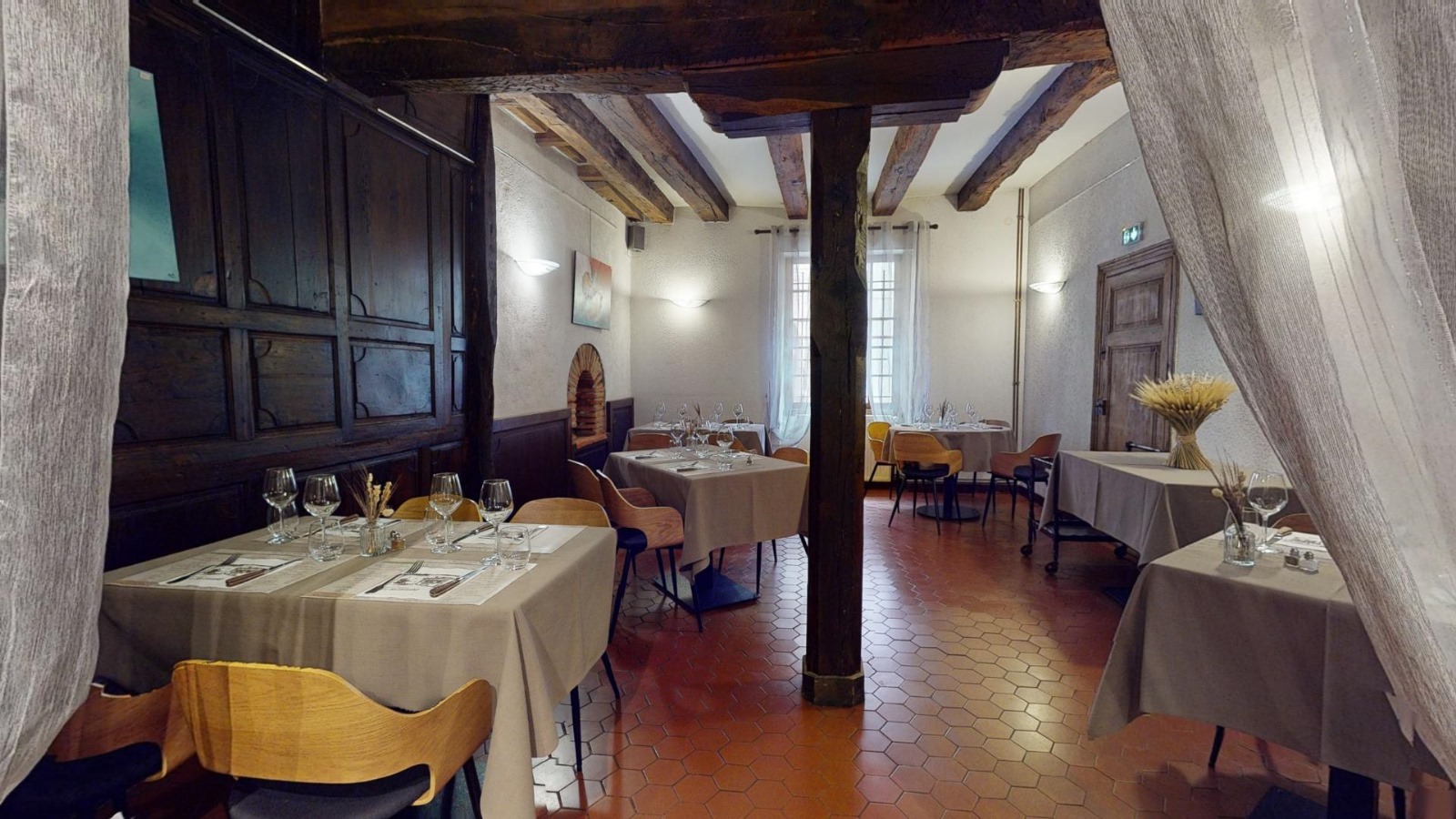 Bâtisse historique sur 3 niveaux incluant un restaurant, un appartement T4 et un plateau à aménager.

Situation géographique :
À mi-chemin entre Toulouse et Albi, au cœur du vignoble gaillacois, cet établissement se situe dans un très beau village du XIII siècle au bord du Tarn, tout près de sa place aux couverts connue pour être la plus vaste du Sud-Ouest.

Caractéristiques du bien

Au RDC :
Un restaurant d’une capacité de 40 couverts composé de 2 salles dont une avec une grande cheminée  utilisée actuellement pour les grillades, une cour intérieure ombragée à l’architecture typique de la région accolée au pied de l’église pouvant accueillir jusqu’à 30 couverts, une cuisine équipée et fonctionnelle.
Activité pérenne depuis plus de 35 ans avec une clientèle fidèle et touristique grâce à une situation géographique privilégiée et pouvant encore être développée.

Au 1er étage :
Un appartement de caractère de type T4 + mezzanine, constitué d’un salon salle à manger avec poutres apparentes et cheminée, 3 chambres entre 12 et 20m², une cuisine toute équipée et salle de bain.

Au 2éme étage: 
Un plateau à aménager d’une superficie égale aux étages précédents avec des huisseries neuves.

Au 3éme étage:
Un soleillou (élément typique de la région Albigeoise) avec une vue imprenable sur les toits du village 

N’hésitez pas à nous contacter pour plus de renseignements et photos si vous êtes intéressés