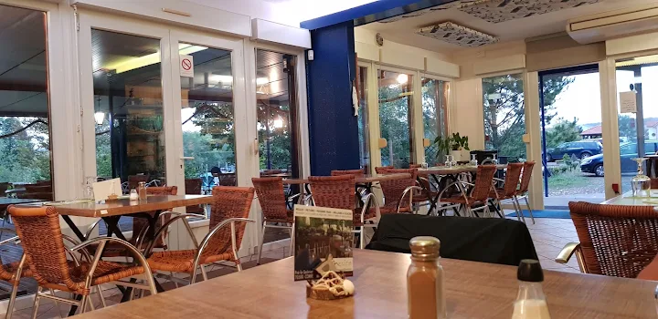 À VENDRE – RESTAURANT AVEC LOGEMENT – BORDS DE SAÔNE A CORRE (HAUTE-SAÔNE)
Opportunité rare!!

Situé dans un cadre exceptionnel, au cœur d’un port en bord de Saône, le restaurant La Marina bénéficie d’un environnement calme, touristique et très agréable, idéal pour une activité saisonnière ou à l’année.

Côté restaurant :

Salle intérieure d’une capacité de 40 couverts
Belle terrasse couverte et ombragée de 80 couverts, très appréciée en période estivale
Emplacement privilégié avec vue et proximité directe de l’eau.

Les points forts:

*Cadre naturel exceptionnel en bord de Saône.
*Fort potentiel de développement 
(événementiel, soirées à thème, etc)
*Clientèle fidèle et de passage 
*Outil de travail prêt à l’emploi.

Idéal pour allier qualité de vie et activité dynamique. 

Côté habitation :

À l’étage, vous trouverez :

Un studio indépendant comprenant :
Un salon
Une kitchenette
Une chambre
Une salle de bain avec WC
Une terrasse
Un second espace de vie indépendant comprenant :
Un grand salon
Deux chambres
Une salle de bain
Un WC séparé
Un grand balcon

Ce bien offre de nombreuses possibilités : exploitation en restauration, investissement locatif (saisonnier ou annuel), ou projet de vie avec logement sur place.

Atouts :

Cadre naturel et touristique
Belle capacité d’accueil
Logements indépendants
Fort potentiel de développement.

**Étudie toute proposition de financement**

Pour plus d’informations ou organiser une visite, n’hésitez pas à nous contacter.
06 04 48 14 82. 

A bientôt Coralie et Jean-Noël ⚓️