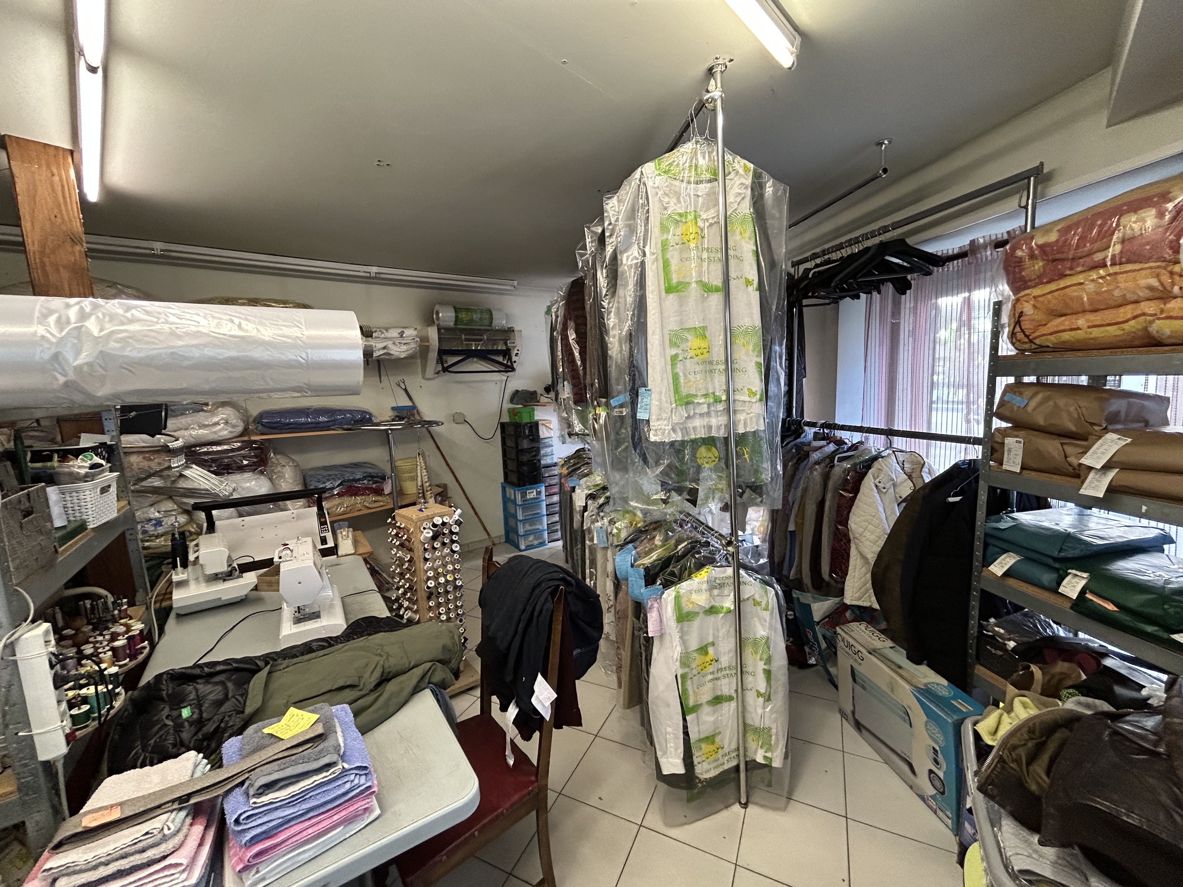 [COMMERCE A VENDRE] 📢

Opportunité d’entreprendre au cœur de la Ville de La Souterraine !

Un pressing / blanchisserie idéalement situé est actuellement à reprendre à La Souterraine. Une occasion intéressante pour un entrepreneur souhaitant s’implanter dans un commerce de proximité utile au quotidien.

📍 Un emplacement stratégique
Situé dans un secteur central dynamique et très fréquenté, ce commerce bénéficie d’une excellente visibilité avec 8 mètres de vitrine sur un axe passant. Sa localisation en cœur de ville, à proximité immédiate des autres commerces et avec des stationnements à proximité, assure un flux régulier de clientèle.
Atout majeur : aucune concurrence dans un rayon de plus de 20 km, offrant un potentiel de développement réel pour un repreneur.

📍Caractéristiques du local
• Surface commerciale : 68 m²
• Surface complémentaire : 10 m²
• Sanitaires
• Matériel inclus dans l’offre
• Loyer : 600 € / mois

💰 Conditions de cession
• Montant total : 58 300 €
• Prix de vente : 55 000 €
• Honoraires TTC à la charge de l’acquéreur : 3 300 € (6%)

📞 Informations et contact
Pour en savoir plus, contactez :
👉 Chambre de Commerce et d'Industrie de la Creuse : 05.55.51.96.69

🚀 Vous avez un projet entrepreneurial ? C’est peut-être l’occasion de vous lancer à La Souterraine.