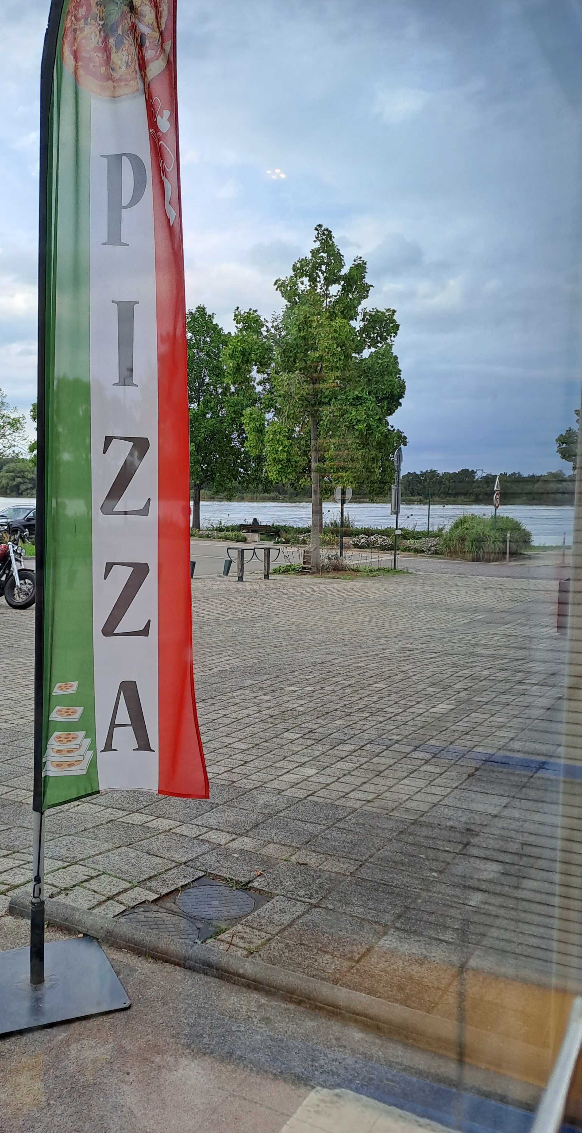 Cause retraite, vendons notre fonds de commerce d'une pizzeria de vente à emporter. 
Située au Pellerin à 15mns de Nantes, à proximité du bac de Loire. 
Dispose de tout le matériel professionnel nécessaire à son exploitation. Matériel récent.
Surface : 24 m2
Loyer : 7800 e /an charges comprises 
Ouvert 5 jours/7
5 semaines de congés par an
Pas de personnel 
Possibilité de développer le midi (pizzas, paninis, salades etc...)
Pour plus de renseignements nous contacter par message 
Prix : 65000 euros négociable dans la limite du raisonnable.