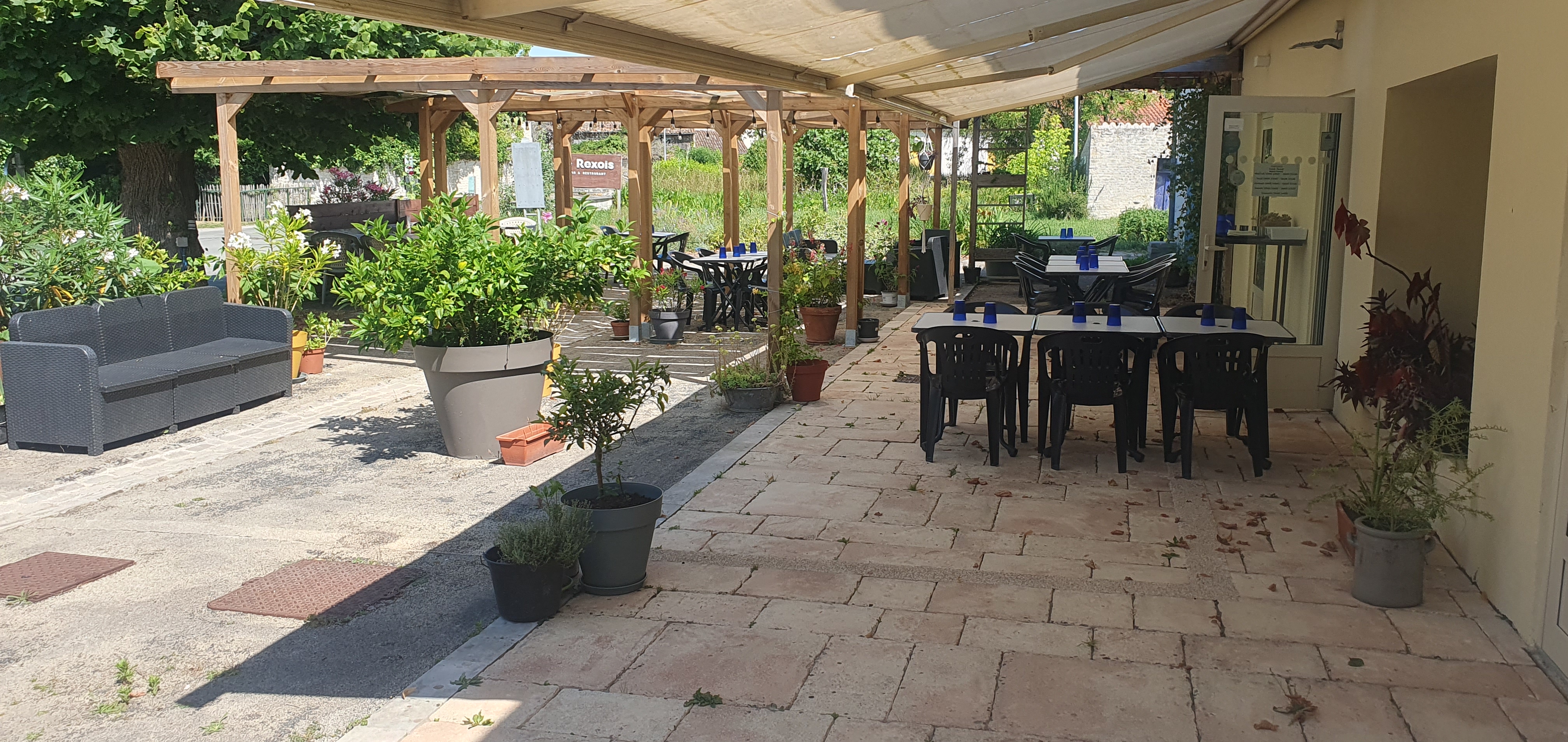 Pour cause de santé nous vendons 100% des parts de notre SAS (sans dettes ni crédit en cours). Le bar restaurant, licence IV, 30/40 couverts à l'intérieur et terrasse magnifique de 50 à 80 couverts voir plus (possibilité d'organiser des animations) une salle de jeux indépendante avec baby foot , un jardin, un garage pour le stockage, un logement T4 indépendant. Les bâtiments appartiennent à la mairie. Le bar restaurant et la cuisine ont été rénovés entièrement, tout est aux normes.
La réputation est excellente sur les réseaux et par le bouche à oreille. C'est un établissement en pleine expansion situé dans le marais poitevin, lieu touristique, 1 parcours Terra aventura passent depuis cette saison devant l’établissement, parking de 70 place à quelques dizaines de mètres. 
Le plus, nous avons développé un concept de raclette à volonté l'hiver qui rencontre un franc succès aves une clientèle qui vient de 100 km à la ronde. Premier contact par téléphone. CURIEUX ET AGENCE S'ABSTENIR .