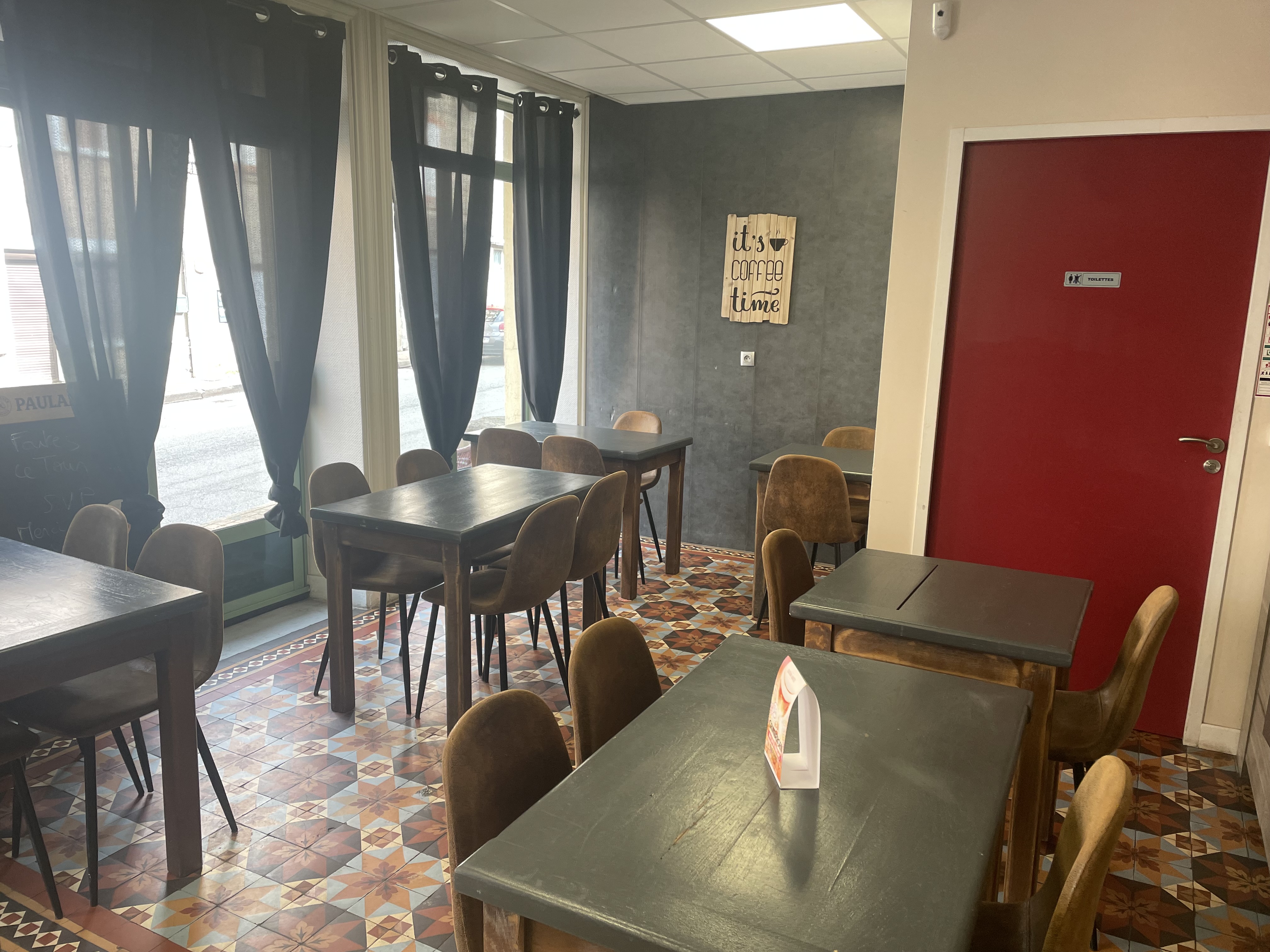 Bar pizzeria à 1h de Lyon 30 min de Roanne 5 min du lac des sapins dans un village convivial avec plusieurs commerces et écoles bar avec 2 terrasse au 1er une grande salle à rénover et au 2eme un appartement de 3 chambres 
Loyer  commerciale de 912€ ( tout compris) 
Contactez moi pour plus de renseignements et de photos