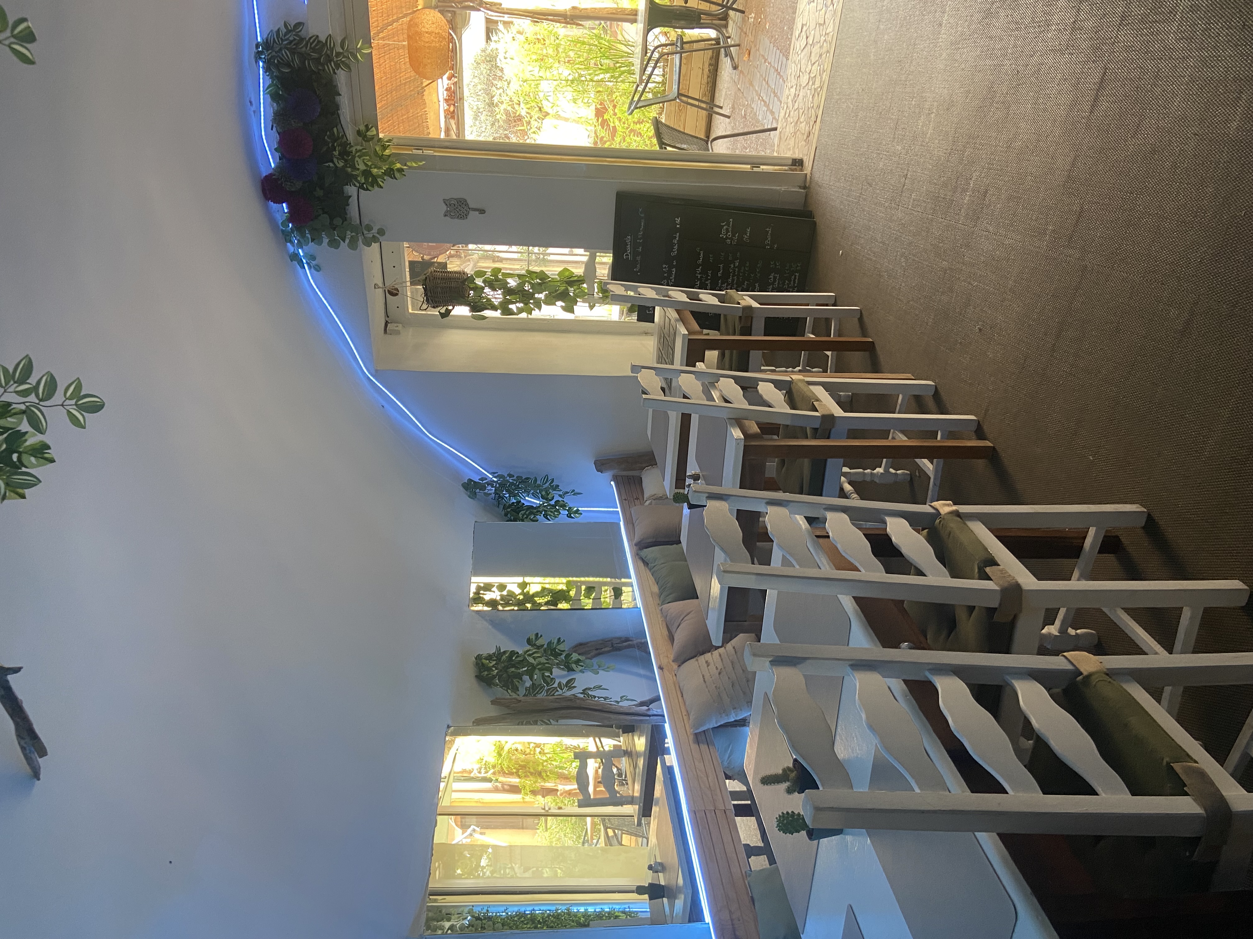 À vendre – Fonds de commerce Restaurant Traditionnel

Opportunité clé en main !
Situé dans un emplacement attractif, ce charmant restaurant traditionnel dispose d’une capacité de 20 couverts en salle et 30 en terrasse.
	•	Centre Historique à 10min de la plage 
	•	Cuisine entièrement équipée avec matériel professionnel en parfait état
	•	Décoration chaleureuse et ambiance conviviale
	•	Clientèle fidélisée, idéale pour reprise immédiate
	•	Aucun travaux à prévoir – exploitable dès la signature

Idéal pour un(e) professionnel(le) de la restauration souhaitant se lancer ou développer une activité déjà florissante.

💰 Prix : 65.000€ négociable 
      ( Possibilité Crédit Vendeur )
📞 Contact : Mr FARASSE, ATable Fréjus 
06.59.94.04.68

Agence s’abstenir !