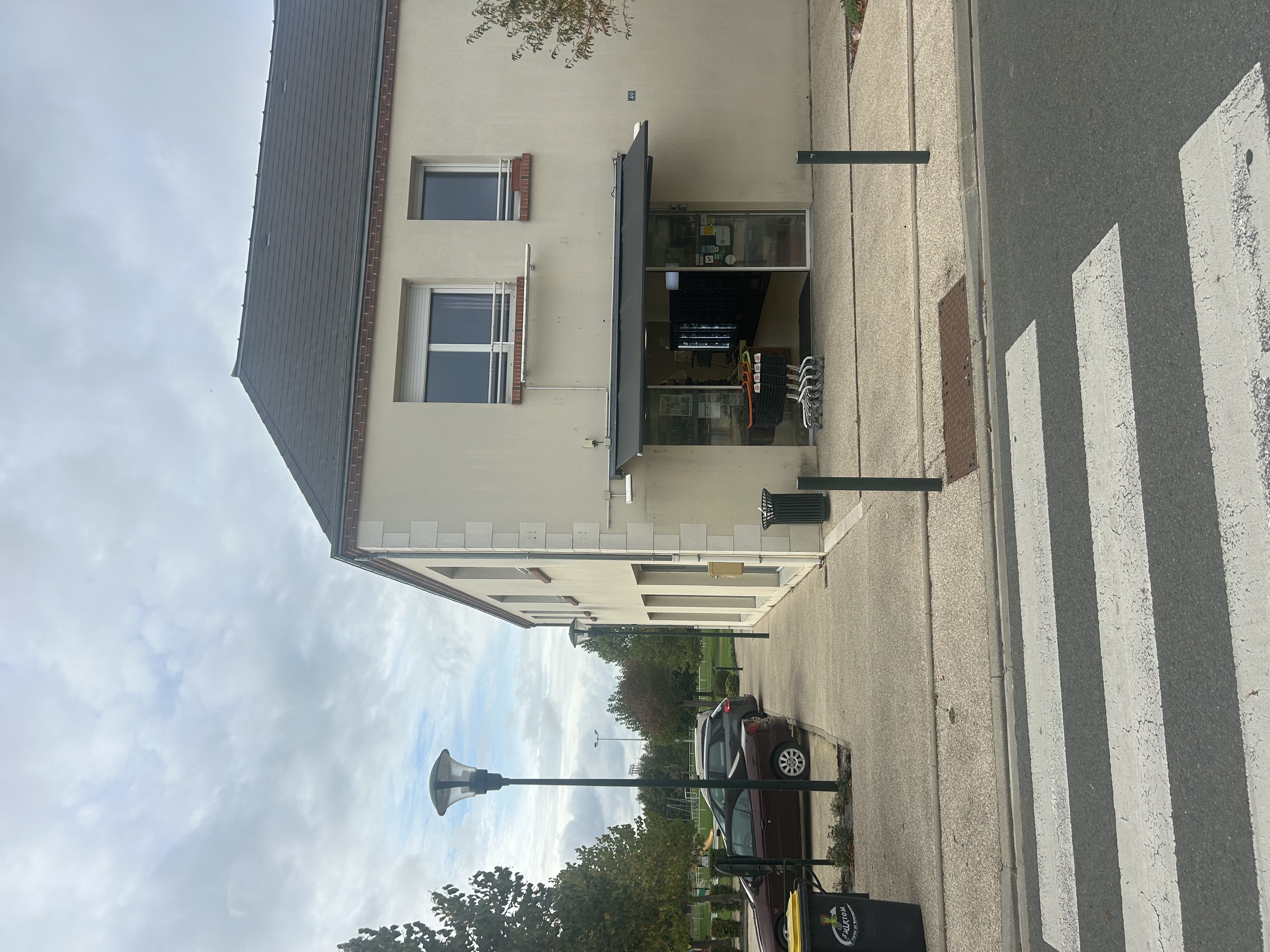 ÉPICERIE DE VILLAGE

Fruits & légumes • Produits locaux • Dépôt de pain

UNE BELLE OPPORTUNITÉ POUR UN COUPLE OU UN PORTEUR DE PROJET

LE COMMERCE

La commune de Dry propose la reprise de l’exploitation d’une épicerie de village dédiée aux fruits et légumes, aux produits locaux et au dépôt de pain. Le commerce bénéficie d’une clientèle locale régulière, ainsi que d’un passage de visiteurs et de touristes.

Horaires actuels : magasin ouvert tous les jours sauf le lundi.

UN VILLAGE VIVANT ET DES SERVICES À DÉVELOPPER

Dry est un beau village animé, avec une vie locale et des commerces et services de proximité, notamment un buraliste, un restaurant et un coiffeur.

Plusieurs possibilités peuvent représenter un potentiel pour le commerce :

* Livraison à domicile pour les personnes âgées.
* Commandes de la mairie à l’occasion des événements organisés dans le village.
* Vente de poulets rôtis, demandés par certains clients.
* Mise en place d’un relais colis, un service pour lequel il existe une demande.

Cette épicerie peut représenter une belle opportunité pour une personne ou un couple souhaitant se lancer dans le commerce, dans un village agréable et tranquille, tout en participant à la vie locale.   Le local surface environ 200 mètres compositions magasin arrière magasin wc bureau stationnement possibilité à proximité début d’activité souhaite 01/01/2027 loyers mensuel 400euro par mois