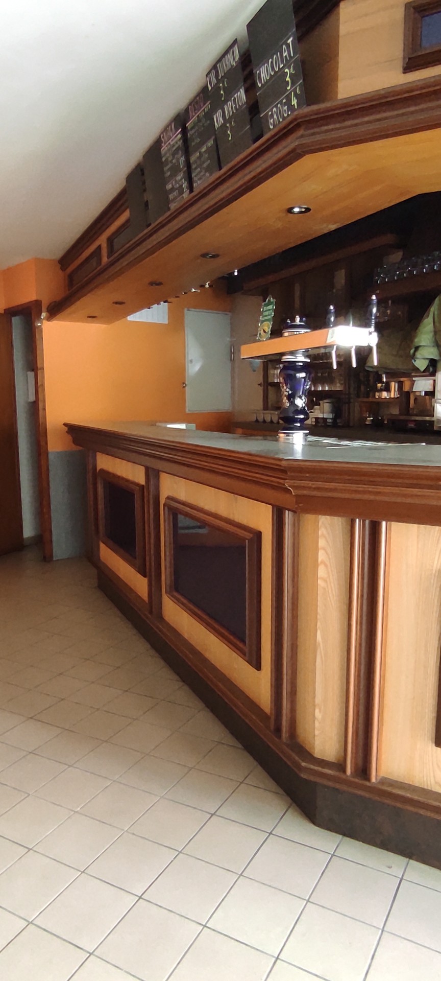 A vendre cause retraite
Murs et fond d'un Bar Restaurant avec licence IV
Deux saisons
été: petit train d'Artouste
hiver: ski ( à 10km d'une grande station espagnole)
celui-ci se situe dans la station de Fabrèges, au pied du télécabine qui mène au petit train d'Artouste
Pour de plus amples informations, merci de nous contacter par téléphone