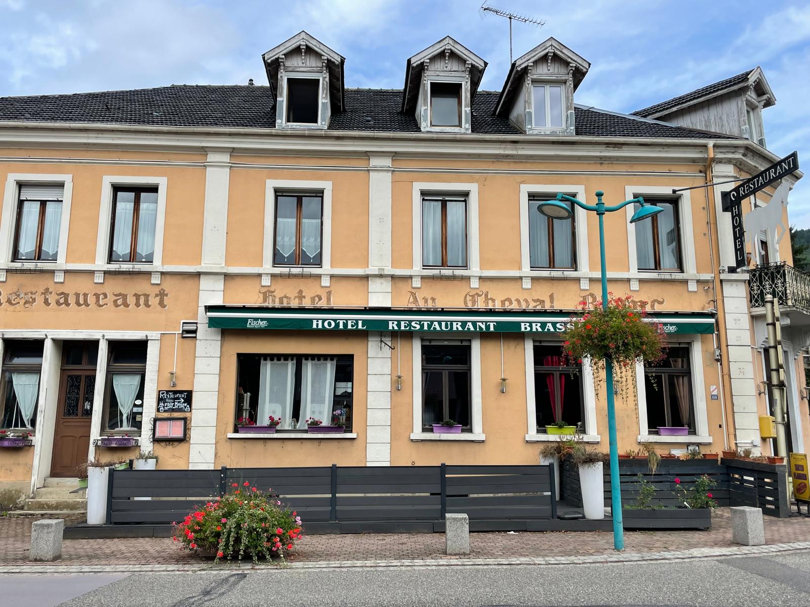 Local commercial de 640 M2 équipé
 d' un hôtel restaurant avec sa licences IV  établissement  aux normes comprenant :
 1 sous sol, 1 rez-de-chaussée  de 2 salles restaurants (30 et 80 couverts) et pdj,  1er étage de 6 chambres pouvant recevoir 14 personnes,  ainsi qu'un appartement de fonction (80m2), 2 ème étage comble en partie aménagé. 1 terrasse de 20 couverts, 1 cour privative et 3 garages.
Situé au coeur de la Vallée de Saint Amarin au pied du Massif Vosgien et du Grand Ballon ce  cadre de verdure est idéale pour la randonnée, la ballade, le cyclisme etc ....
Pour tous renseignements complémentaires n'hésitez à me contacter .