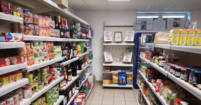 Description : commerce à reprendre dans une commune rurale de 380 habitants située à 25 km au nord de ROANNE dans les Monts de la Madeleine, sur l’itinéraire de découverte touristique des villages de caractères de la Côte Roannaise.

Nombreux circuits de Randonnée à proximité, autre commerce dans le village : bar-auberge labellisée « bistrot de pays ».

Activités : épicerie – tabac – multiservices (dépôt de pain, jeux FDJ, dépôt de presse, gaz, …) – point vert
Crédit Agricole.
Locaux : Bel ensemble immobilier totalement rénové en 2004 comprenant le commerce, 2 grands
logements et un terrain avec jardin. Beau panorama sur les Monts de la Madeleine (pâturages et forêts).
- Commerce (100 m²) : magasin (60 m²), réserve avec sas de livraison (20 m²), grande cuisine / bureau
(20 m²), sanitaires.
- Logement 1 (140 m²) : salle à manger cuisine (60 m²), salon (15 m²), 4 chambres, 2 wc, 2 salles de
bain.
- Logement 2 (80 m²) : salle à manger cuisine (30 m²), 3 chambres, wc, salle de bain.
- Chaufferie collective avec 3 chaudières et cuve à fioul 6 000 L, grande cave, tout à l’égout, cour et
jardin (1 450 m² de terrain).
Equipements : magasin équipé avec banque réfrigérée, trancheuse à jambon, meuble à tabac, meuble à
pain, rayonnages, … Réserve équipée avec rayonnages et armoire chambre froide.

Prix :    murs (commerce, 2 logements et terrain) : 250 000 €
fonds (avec licence tabac) : 55 000 € à discuter

Aides financières : Accompagnement personnalisé des porteurs de projets par les services de Roannais Agglomération. Possibilité d'accompagnement du conjoint. Aides à l'investissement (30 %) Région et Roannais Agglomération. Prêts d'honneur et garantie de prêts en lien avec Initiative Loire et Loire Active.

Contact / Renseignements : Jean-Claude DUCARRE
 Par courriel : jcducarre@roannais-agglomeration.fr
 Par téléphone : 06 20 76 35 39 ou 04 26 24 90 82