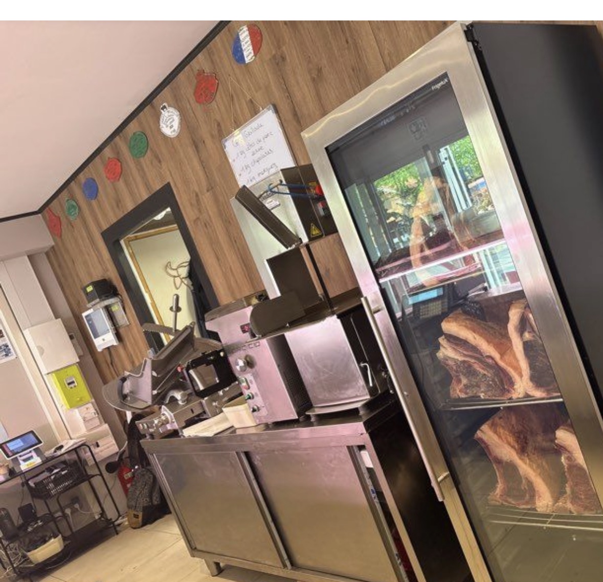 Petite boucherie a saisir, idéalement située sur un axe passant, stationnement aisé à proximité, facilitant l'accès à une clientèle locale fidèle ainsi qu'à une clientèle touristique en pleine croissance et chiffre a développer. 
Petit loyer 580€ ht 
Belle opportunité pour un professionnel passionné avec un fort pouvoir de développement sur le traiteur car forte demande mais aussi que sur la rôtisserie absente aujourd'hui.
Bail 3/6/9 
Matériel en parfait état, pas de salariés à reprendre. 

Prix 80000€ net vendeur hors frais d’agence.