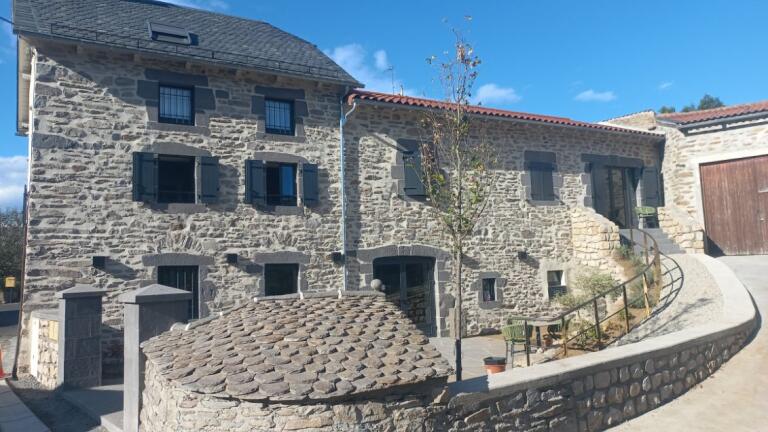 Nous recherchons un gérant motivé pour reprendre la gestion d'une auberge située au cœur d'un petit village du cantal à 2 mn de l'A75 entre 2 échangeurs.
Véritable lieu de vie et de convivialité accueillant habitants, randonneurs et touristes de passage.
Le bar-restaurant peut accueillir 30 couverts + terrasse extérieure. 
L'auberge est équipée d'un logement de fonction et de 3 chambres d'hôtes.