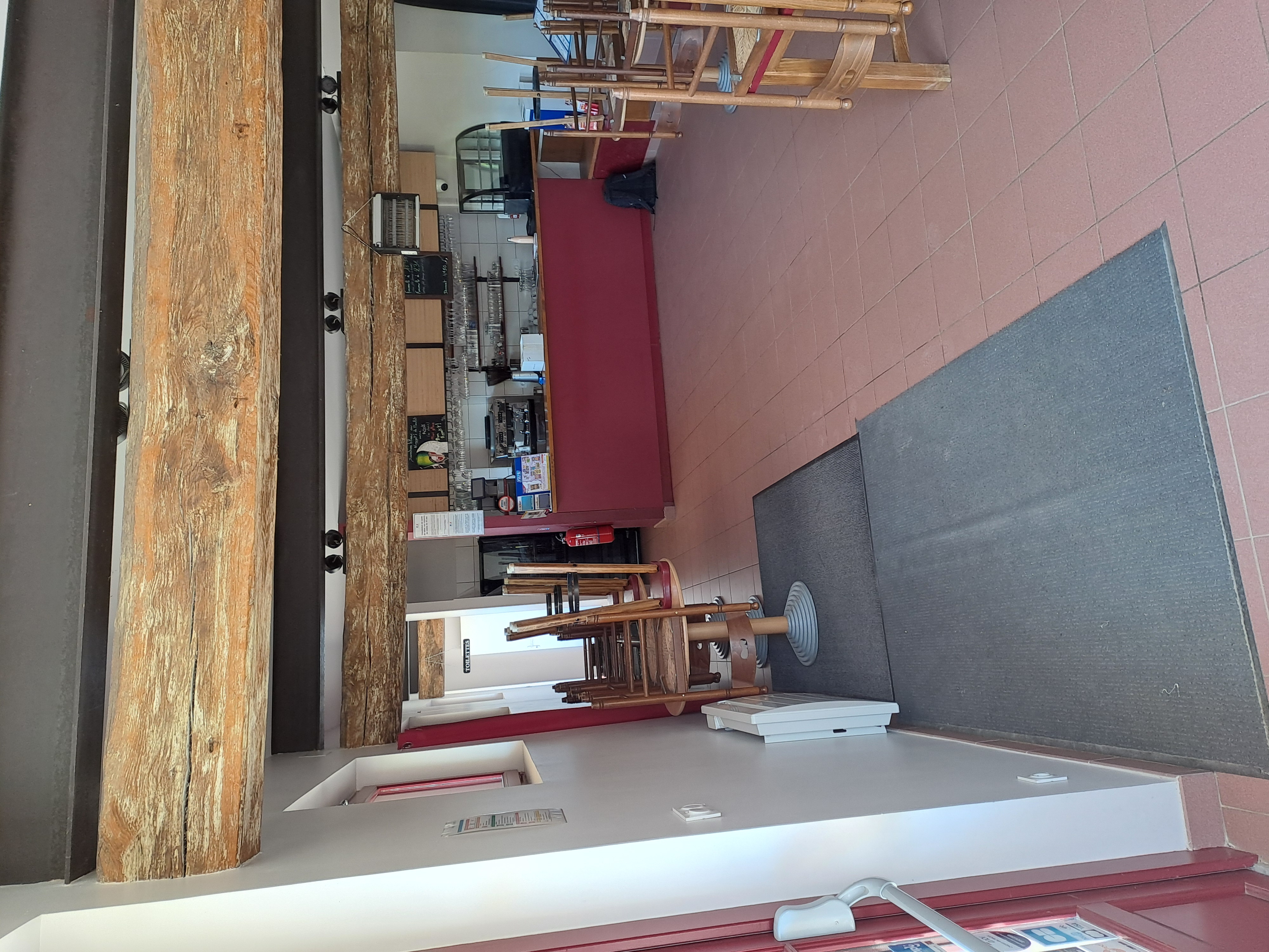 Appel à repreneur - café restaurant multiservice - Sommecaise (89110)

La commune :
Sommecaise est une commune rurale de l’Yonne, comptant 379 habitants, située au cœur de la Bourgogne-Franche-Comté. A proximité de la sortie 18 de l’autoroute A6, et à 30km de Joigny et Auxerre, elle offre un cadre de vie paisible et attractif. 
Le commerce à reprendre est idéalement situé au cœur du bourg. Il combine les activités de bar, restaurant et multiservice (épicerie, dépôt de pain, point presse, etc.), avec un potentiel de développement. C’est un lieu de vie et de convivialité très apprécié des habitants et indispensable au dynamisme local. 
La municipalité est mobilisée pour soutenir ce projet de reprise et faciliter l’installation d’un entrepreneur. 

Activités déployées : restauration, bar, épicerie, dépôt de pain, animations, presse, relais colis​.

Le local :
● En bon état​
● Entièrement équipé (liste sur demande)​
● Superficie : 112m² + terrasse sur la place du village​
● Détails : Salle avec bar (37m2) ; cuisine (16m2) ; un espace de vente (27m2) ; un bloc sanitaire (10m2) ; une réserve (4m2) ; une terrasse (100m2)​
● Stationnement à proximité​.

Contrat proposé
● ​Vente de fonds de commerce - cession droit au bail (3/6/9)​
● Licence IV mise à disposition gratuite par la mairie​.

Éléments financiers :
● Apport financier pour équipement du local, stocks et trésorerie à prévoir selon activité envisagée​
● Coût total rachat (bail + matériel) : 30 000 € HT​
● Loyer TTC : 552€ /mois

Profil de gérant.e.s recherché.e.s :
● Vous possédez des vraies qualités de commerçant.e et une vive volonté d’entreprendre. ​ 
● Vous souhaitez vous engager en faveur de la ruralité et en comprenez les enjeux. 
● Vous justifiez d’une expérience significative dans le secteur de la restauration et maitrisez les techniques culinaires essentielles, ainsi que les normes d’hygiène et de sécurité.​ 
● Vous avez des bases solides en gestion et faites preuve de rigueur et d’organisation.