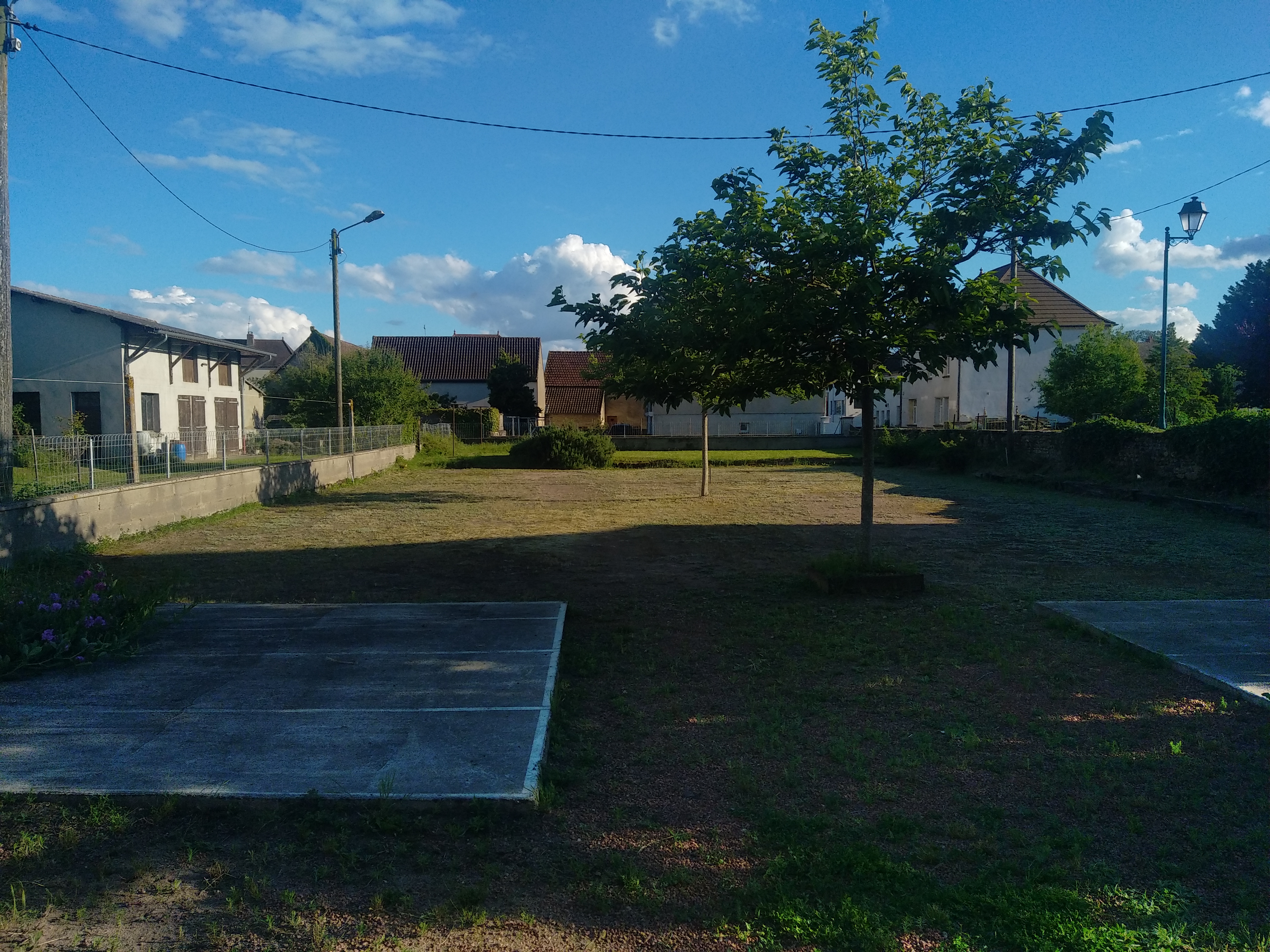 A vendre immeuble à usage commercial  (restaurant) et habitation idéale pour réouverture ou location de salle de réception ou gîte ....  Dans un village calme proche du bord de Loire de Chambilly (71) et du canal Roanne/ Digoin et voie verte avec commerces à proximité, cave à vins, boulangerie  pâtisserie, bar et repas de midi en semaine. Comprenant une cuisine professionnelle toute carrelée avec hotte et évier( possibilité de mobilier tables chaises  en sup), une salle avec bar, une salle de jeu , 2 toilettes avec lavabo , une véranda (50 places assises) avec 1 toilette et lave mains sur un terrain de 800m2 arboré avec 2 tilleuls et 2 muriers , 3 caves ,1 chaufferie, 1 dépendance. 1 étage à rénover (plans effectués), 1 chambre, 1 salle de bains avec baignoire et vasque, 1 WC, 2 chambres avec cheminée en pierre  avec 1 sol tommette rouge et 1 parquet chêne, 1 bureau  avec parquet en pin,  2 escaliers  intérieurs en bois, 1 escalier extérieur, 1 grenier aménageable avec 2 vélux . Région très touristique du charolais (site de location de canoé et vélo à proximité). Un véritable coup de cœur pour ceux qui cherchent à se lancer dans une activité pour faire revivre le village toute l année. Pour plus de renseignements,  veuillez communiquer par mail. Merci.