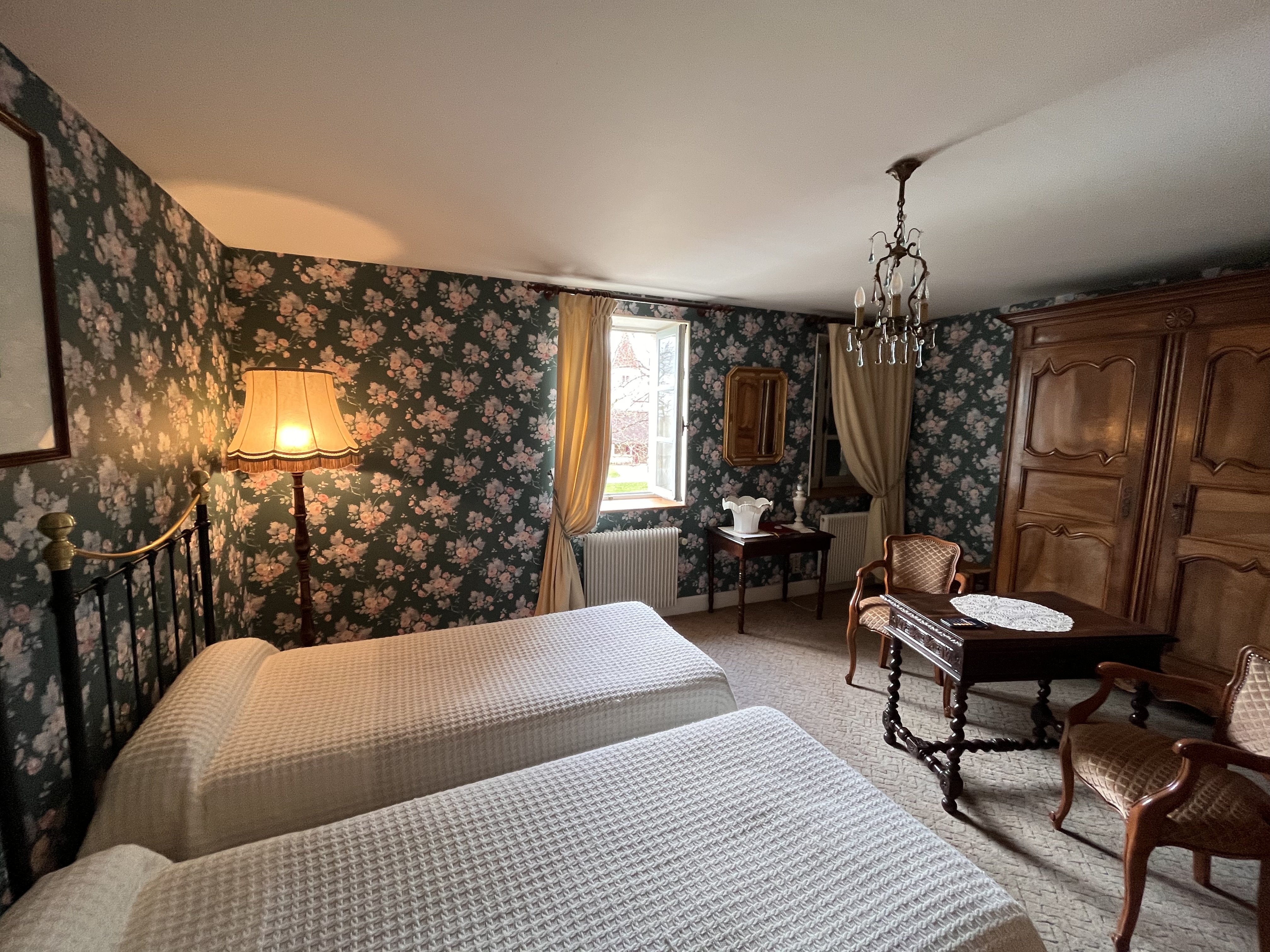 Saisissez une opportunité unique au cœur de Nohant-Vic ! 

L'emblématique "Petite Fadette", face à la Maison de George Sand, est prête à renaître. 
Ce vaste ensemble immobilier de charme, riche d'histoire, bénéficie d'un emplacement exceptionnel avec un flux touristique annuel de 30 000 visiteurs.

Imaginez : un hôtel de charme, un restaurant de tradition, un lieu d'événements culturels, ou des gîtes de prestige.

Le rez-de-chaussée, avec son bar, ses salles de réception, sa salle avec four à pain, sa cuisine professionnelle, et ses espaces de service, conserve l'âme de l'auberge. L'étage offre des chambres avec sanitaires, une conciergerie et un potentiel pour des suites.

À l'extérieur, un jardin agréable et une maisonnette avec grange à rénover complètent ce bien.

Un investissement rare, au cœur d'un lieu chargé d'histoire et de tourisme.