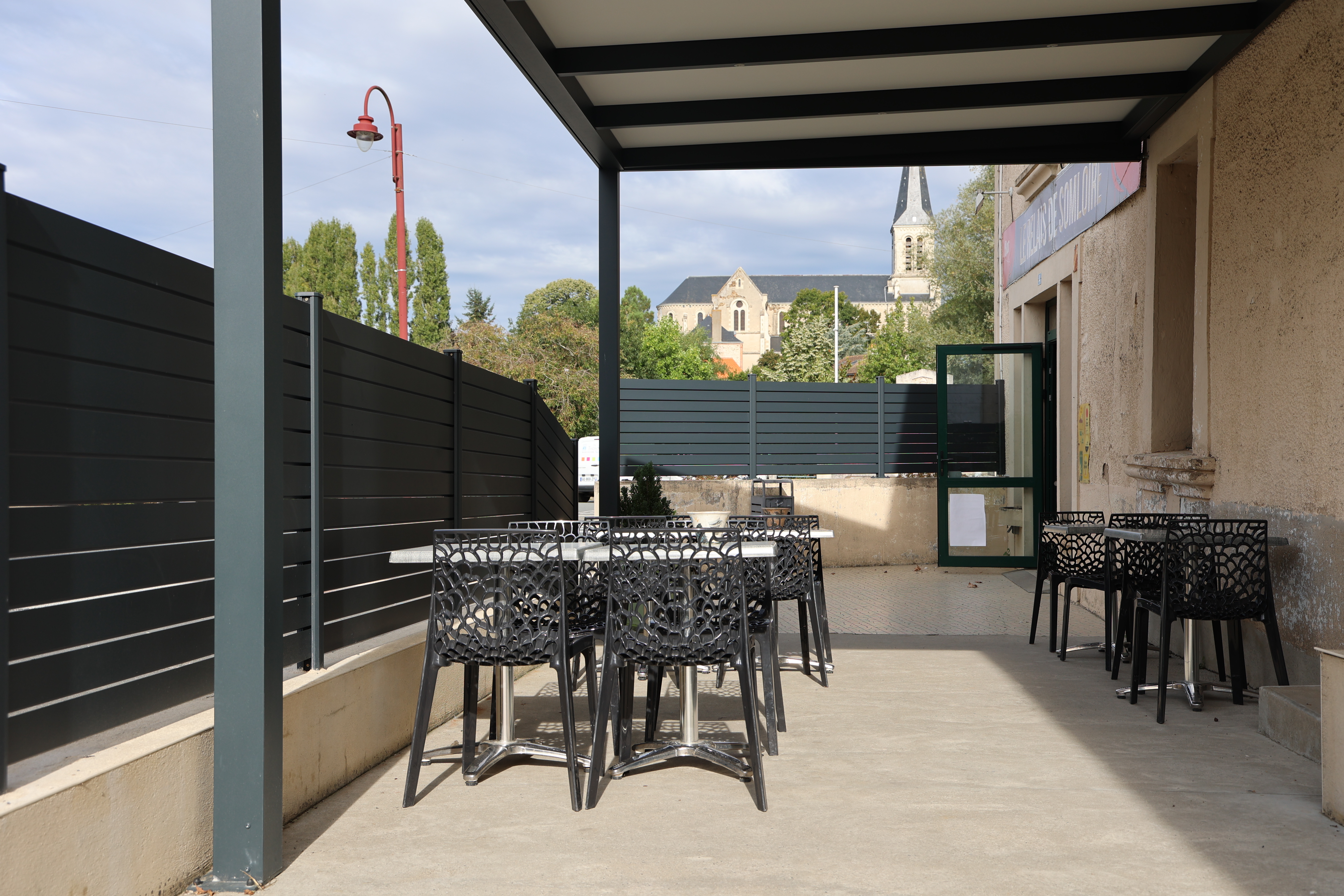 A vendre Mur et Fond de commerce
BAR- RESTAURANT-TRAITEUR
Aucune concurrence sur secteur. Bonne notoriété locale. 2 salles de restaurant 
capacitée 200 couverts , belle terrasse couverte  privée a l'arrière de 35 couverts ,  terrain clos de 1.000m2 clos. Terrasse couverte devant l'établissement. Cuisine entièrement équipée, sans frais à prévoir. 6 services /semaines, 2 serveuses  à mi-temps .
Appartement neuf de 130m2 avec toit terrasse. + de 250.000 euros d'investissements sur 12 ans. Cède cause retraite.
Possibilité autre photos sur demande.

En toute propriété