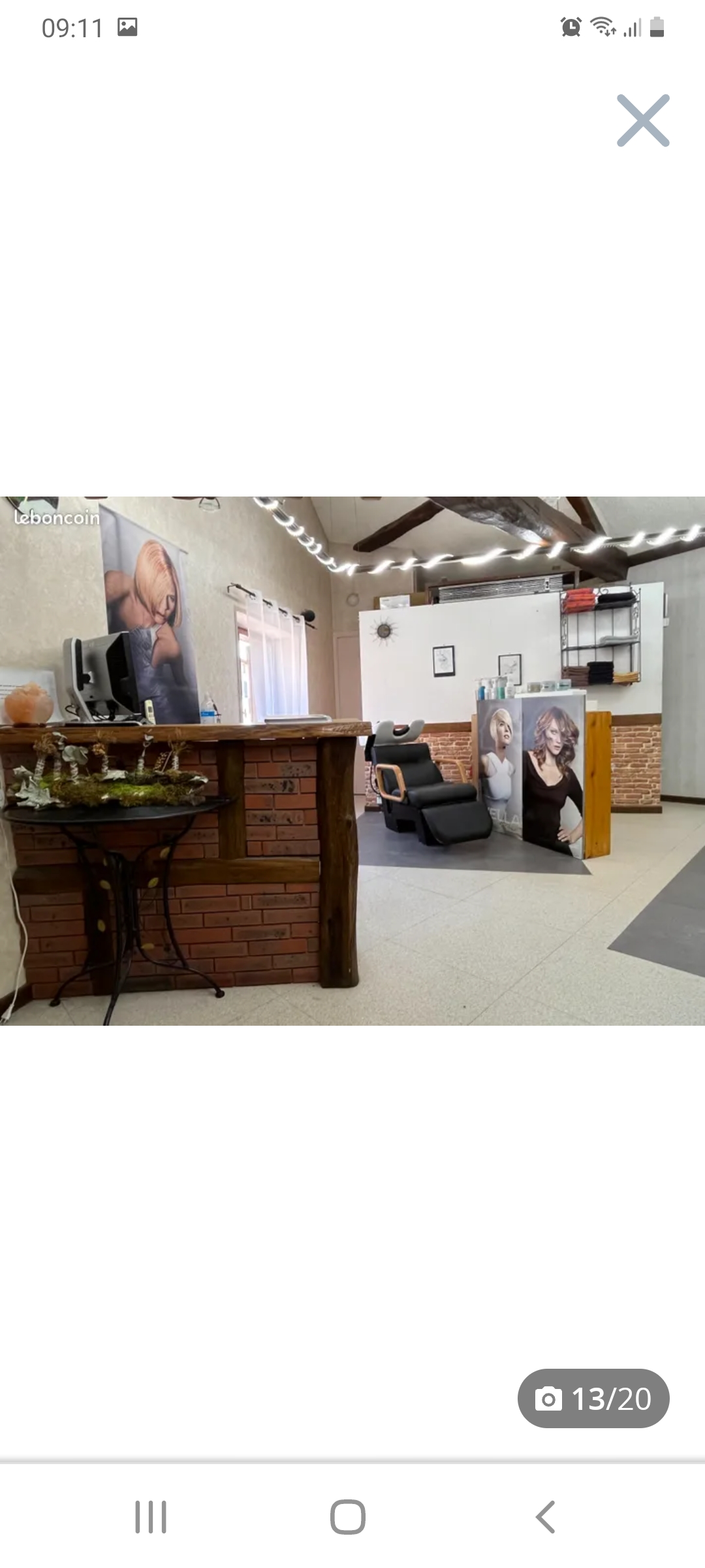 A 15 km de bourg en bresse Dans un village dynamique  joli salon atypique  colombage brique comprenant  un rez-de-chaussée pour la clientèle  homme avec cabine de rasage 
Et a l étage salon cocooning pour mesdames  
En tout 3 bacs et 6 places de coiffure
Clientèle  agréable et fidèle 
Loyer modeste et un potentiel  de développement
Multiples  possibilités  pour vous éclater dans votre métier