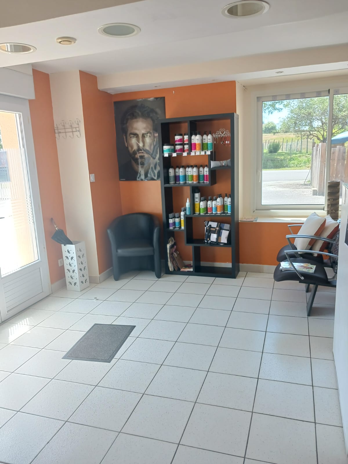 Cause maladie vend salon de coiffure mixte dans les Landes en Aquitaine 
Clientèle fidèle et en augmentation 
Très bien situé. Axe très passant 
Loyer 280€. Bail jusqu’en 2032
Très bien situé. Axe très passant   Parking gratuit 
2 bacs.  3 places de Coiffage. 2 Climazons
Multiples meubles de rangements et pour la vente 
Réserve. Avec étagères.  Micro onde. Petit réfrigérateur 
Il y a une pièce attenante pour onglerie. Esthétique etc 
Dans le prix je laisse le stock,tout le matériel,peignoirs,serviettes et.