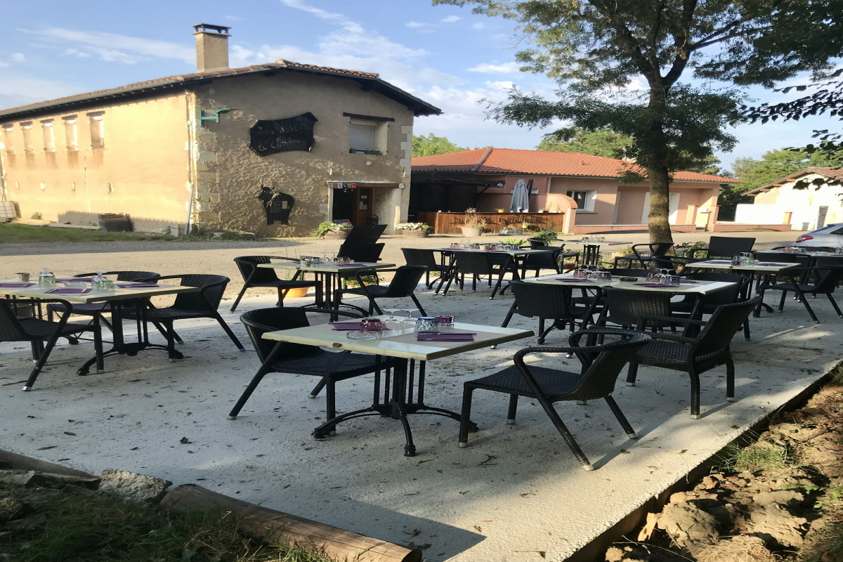 Restaurant de cuisine traditionnelle situé à la campagne à Urdens, dans le Gers. 4 km de Fleurance et 8km de Saint-Clar. Le restaurant est composé de deux salles de restaurant, l?une est une ancienne étable reconvertie en salle de restaurant, cheminée dans cette salle. L?autre salle est plus spacieuse et parfaite pour les groupes. Deux terrasses pour les beaux jours. À l?étage du restaurant se trouve un appartement (2 chambres). Tout le matériel de cuisine fonctionne très bien.