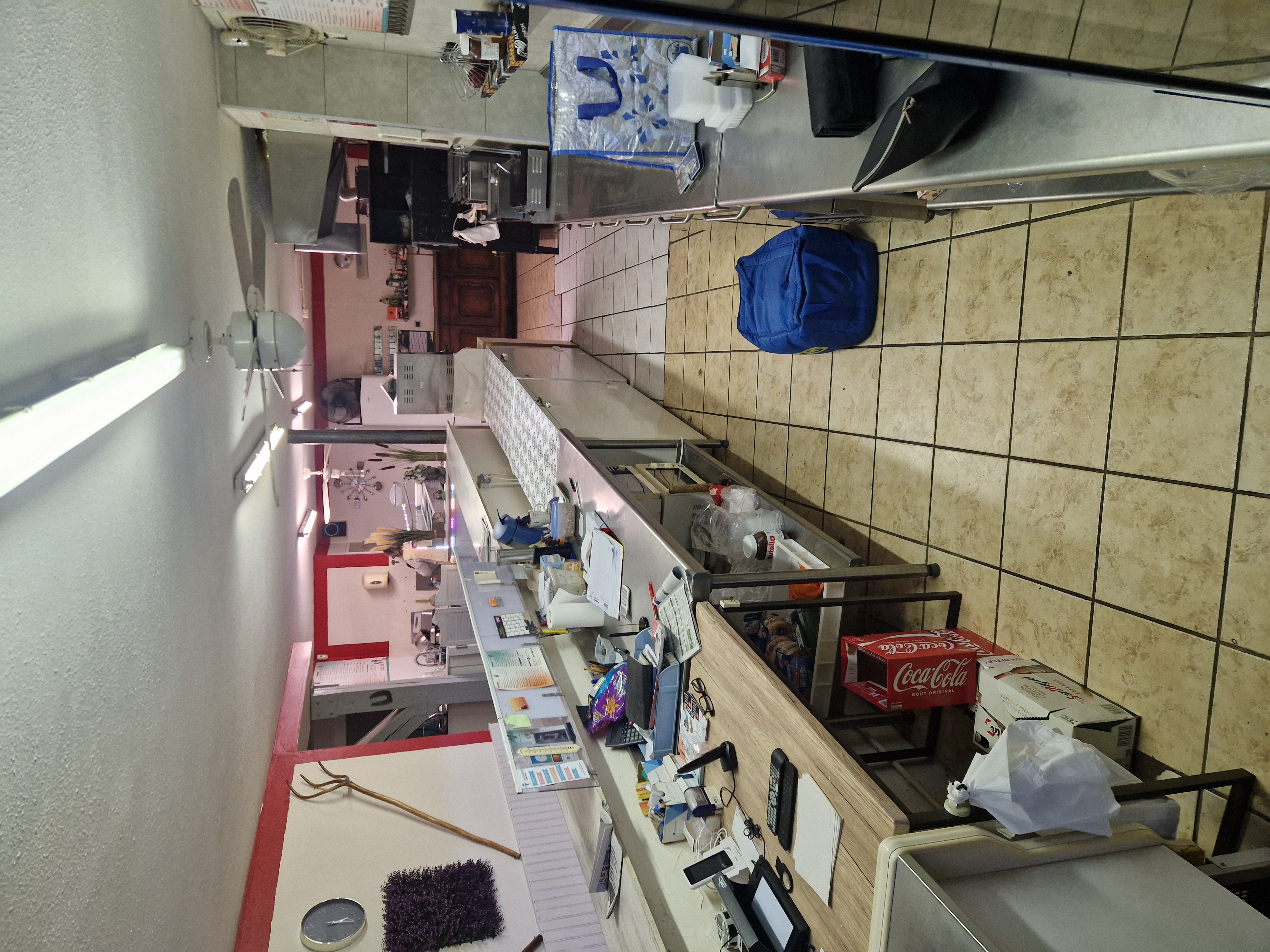 Urgent cause retraite je cède mon fond de commerce de type restauration rapide pizzeria snack kebab créer en 2010 . Local de 126 m2 divisé en deux parties, bien équipé avec licence 3 , 30 place assises intérieure, une terrasse extérieure 30 places,  Parking, situé face à la mairie, école, église. Ce village bien sympathique ou il fait bon vivre en pleine expansion et dynamique avec nos associations. Ce commerce est ouvert toute l'année le soir possibilité d'augmenter le c.a en ouvrant le midi. Ce local peut servir pour tout autre activité. Livraisons sur huit villages alentours.  Plages à 1/4 heure st cyprien où  argeles et une demi heure de l'Espagne Perthus. Numéro un à Montescot Pyrénées-Orientales
