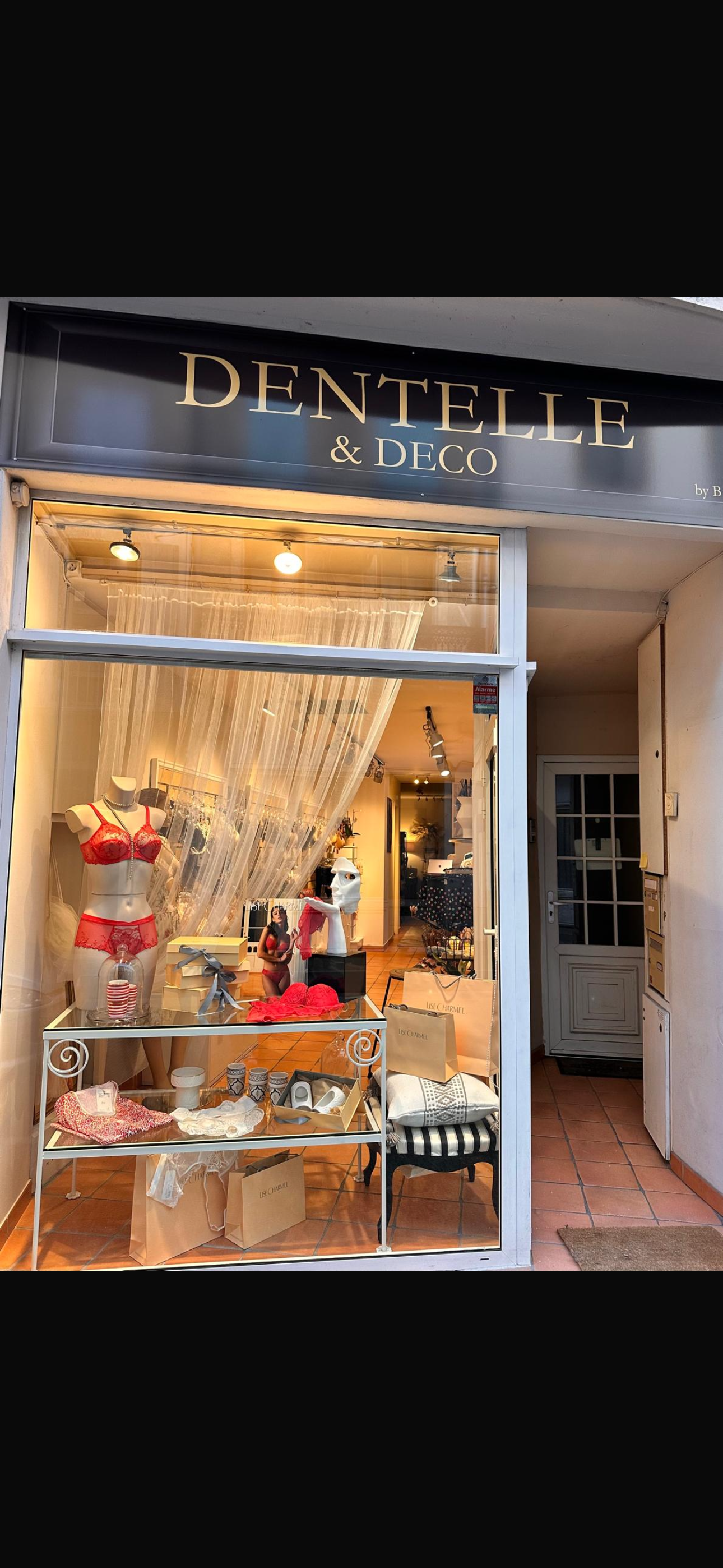 jolie boutique de 35 m² située dans une rue passante, idéalement placée pour une nouvelle activité ou un nouveau départ professionnel.
Le local est propre, rénové et en excellent état :
✔️ Aucun travaux à prévoir
✔️ Deux cabines d’essayage
✔️ Toilettes
✔️ Accessibilité PMR
✔️ Ambiance agréable et lumineuse
Possibilité d’achat du fonds de commerce ou du pas de porte selon votre projet.
Idéal pour commerce de prêt-à-porter, décoration, bien-être, ou autre activité dynamique.