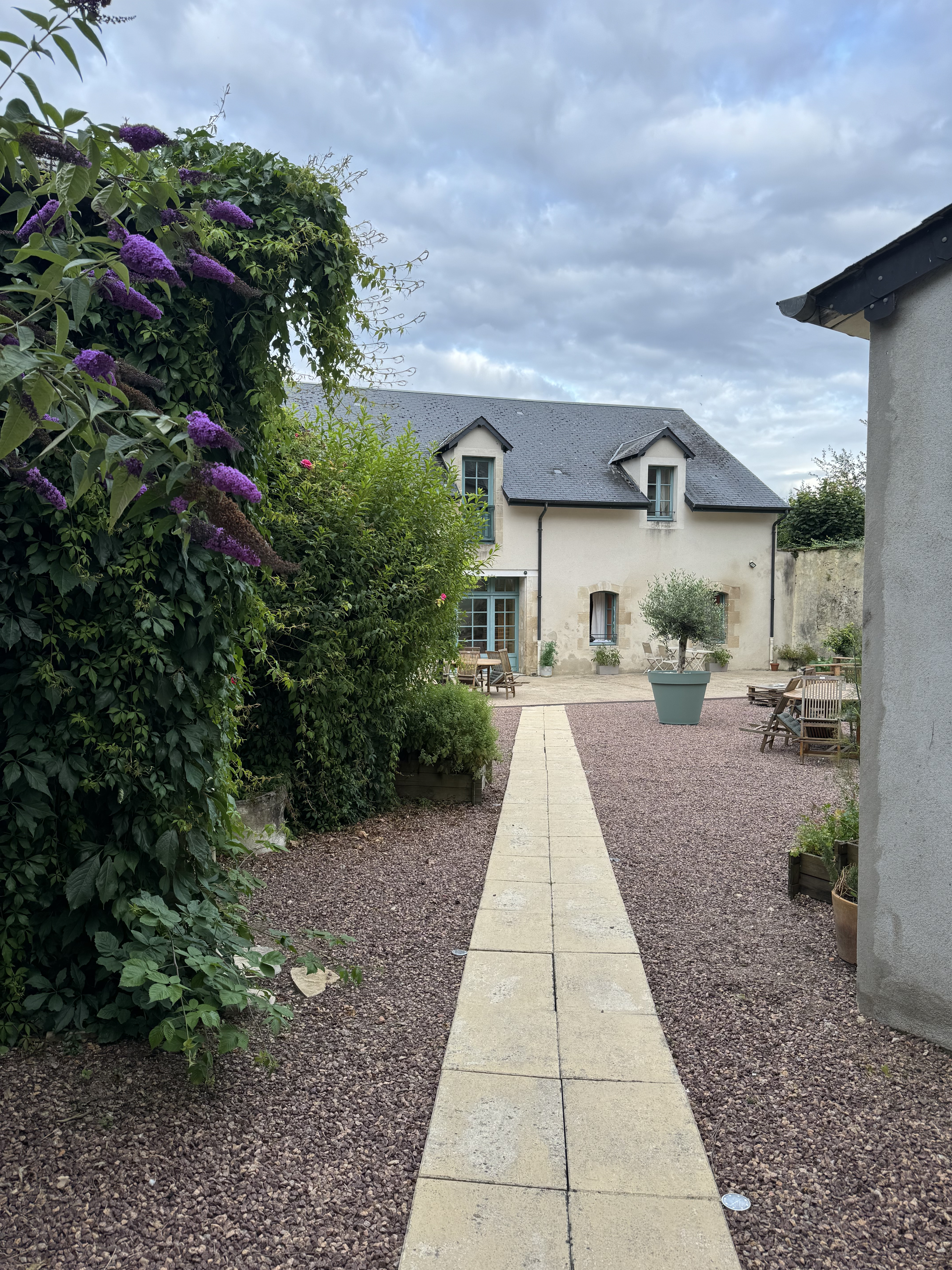 Vous envisagez de quitter la ville pour entreprendre à la campagne ? 
À Saint-Saulge, au cœur de la Nièvre, la commune recherche un professionnel, un couple ou des porteurs de projet souhaitant redonner vie à un hôtel-restaurant situé dans la rue principale du village.

Une opportunité pour développer votre propre activité dans un environnement rural et touristique, tout en disposant d'un logement sur place et en participant à la vie locale.

Un établissement avec plusieurs activités possibles

L'établissement, d'une surface totale d'environ 170 m², comprend :
•	un restaurant équipé, avec une partie du matériel déjà disponible ;
•	une cour intérieure pouvant être aménagée en terrasse ;
•	un hôtel de 9 chambres ;
•	un logement sur place, facilitant l'installation du ou des exploitants ;
•	des possibilités de développement de la capacité d'accueil et des services proposés.

L'établissement sera mis à disposition dans le cadre d'un bail commercial comprenant la licence IV. 

Loyer envisagé : 1 500 € HT par mois.
Pas de reprise de fonds de commerce, mais un apport personnel est nécessaire.

Une activité à construire au cœur du village

La commune souhaite retrouver un établissement accueillant et convivial, ouvert aussi bien aux habitants du territoire qu'aux visiteurs et professionnels de passage.

Pour la partie restauration, le projet devra proposer une cuisine préparée sur place à partir de produits frais, en privilégiant autant que possible les producteurs locaux. Une offre associant spécialités du terroir et restauration de type brasserie est recherchée.
Les 9 chambres de l'hôtel permettent parallèlement de développer une offre d'hébergement destinée notamment aux touristes, familles, randonneurs, cyclotouristes, pêcheurs et professionnels en déplacement.

Une implantation dans un territoire tourné vers le tourisme de nature

Saint-Saulge est située dans un environnement propice au tourisme vert, à proximité du Morvan, du canal du Nivernais et de Vézelay.

L'offre de restauration et d'hébergement étant limitée sur le territoire, la réouverture de cet établissement répond également à un besoin local.

Un projet professionnel, mais aussi un projet de vie

La commune souhaite accueillir un professionnel, un couple ou des porteurs de projet ayant envie de s'inscrire durablement dans le territoire.

La présence d'un logement sur place, l'emplacement de l'établissement au cœur du village, la cour intérieure et les possibilités de développement permettent d'envisager conjointement activité professionnelle et installation personnelle dans la Nièvre.

Que vous soyez déjà professionnel de l'hôtellerie-restauration ou que votre projet s'inscrive dans une démarche de changement de vie et d'installation en milieu rural, la commune est à la recherche d'un projet solide et durable, capable de faire vivre pleinement cet établissement.

Vous souhaitez découvrir les lieux ?

Des visites sont organisées sur rendez-vous. Les caractéristiques techniques du bâtiment, les équipements disponibles ainsi que les modalités du bail seront présentés aux candidats à cette occasion.

Faites connaître votre projet et venez découvrir les possibilités offertes par cet hôtel-restaurant au cœur de la Nièvre.
La commune est mobilisée pour accompagner la réouverture de cet établissement stratégique pour la vie du territoire.