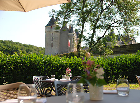 À reprendre, restaurant idéalement situé en Indre-et-Loire, au pied d’un château de charme ouvert à la visite et très fréquenté. L’établissement bénéficie d’une bonne visibilité, d’une clientèle locale fidèle et d’un beau flux de touristes.

Proposant une cuisine maison élaborée à partir de produits frais et locaux, le restaurant dispose de plusieurs espaces :

- Salle principale de 35 couverts avec terrasse,
- Bâtiment annexe comprenant une salle de 70 couverts et une salle à l’étage de 35 couverts avec terrasse privative, parfaitement adaptée aux groupes, réceptions ou séminaires.

Une équipe en place de 4 salariés, pouvant être transférés vers l’autre établissement des exploitants actuels, ou rester sur place selon le souhait du repreneur.

Deux logements attenants complètent l’ensemble, facilitant l’installation du repreneur ou l’accueil de salariés dans un cadre enchanteur : une habitation de 120m² et un studio.

L’affaire est proposée clés en main, avec matériel récent, aucun investissement immédiat n’est à prévoir. Le loyer (1 500 €/mois) est particulièrement attractif au regard de l’emplacement et des surfaces.

CA 2024 : 355 k€ / EBE 40k€ / Résultat 19k€.

Beau potentiel de développement en exploitant davantage l’activité groupes et séminaires (capacité totale de plus de 100 couverts).

Prix de cession du fonds de commerce : 200 k€ net vendeur.