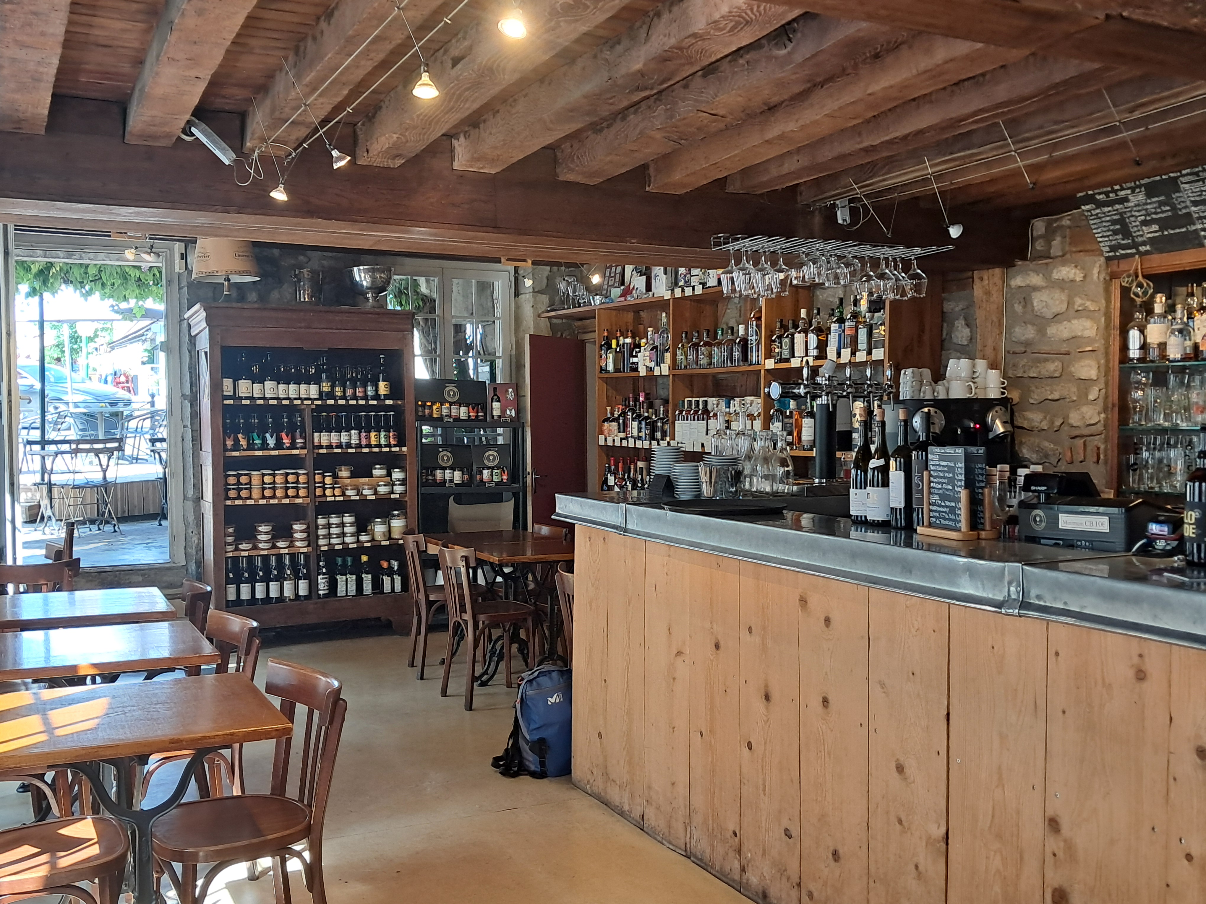 Vous rêvez de conjuguer art de vivre, convivialité et terroir dans un cadre naturel exceptionnel ?

Ne cherchez plus ! Nous transmettons un concept unique associant cave à vin, bar à vin et restauration dans une charmante commune du Nivernais-Morvan, en Bourgogne-Franche-Comté.

Un lieu à fort potentiel
Installé en plein centre-ville, sur un emplacement numéro 1, notre établissement est apprécié pour son ambiance chaleureuse, sa belle terrasse ombragée, et sa sélection de vins soigneusement choisis.
Aujourd’hui exploité en journée uniquement, le service du soir reste à développer, tout comme l’organisation de soirées thématiques, dégustations, ou événements culturels.

Ce que nous proposons :
•	Une surface de 90 m² parfaitement agencée (boutique, cuisine aux normes, réserve, bureau)
•	20 à 25 couverts en salle + 30 à 35 en terrasse
•	Un loyer très raisonnable
•	Un chiffre d'affaires stable autour de 200 000 €
•	Prix de cession : 130 000 €
•	Pas de personnel à reprendre

Et si c’était votre nouveau projet de vie ?
Que vous soyez jeune entrepreneur, en reconversion, caviste, restaurateur ou simplement amoureux du vin et des rencontres, ce lieu n’attend que votre touche personnelle pour continuer à faire vivre la passion du terroir dans un cadre humain et authentique.

Contactez-nous pour en savoir plus ou organiser une visite !
Un projet à taille humaine, dans une région riche de nature, de culture et de gastronomie, vous tend les bras.

Infos et contact : Concept unique cave a vin/bar a vin/restauration à reprendre - Nivernais - Morvan - Nièvre - BFC259775H - Transentreprise