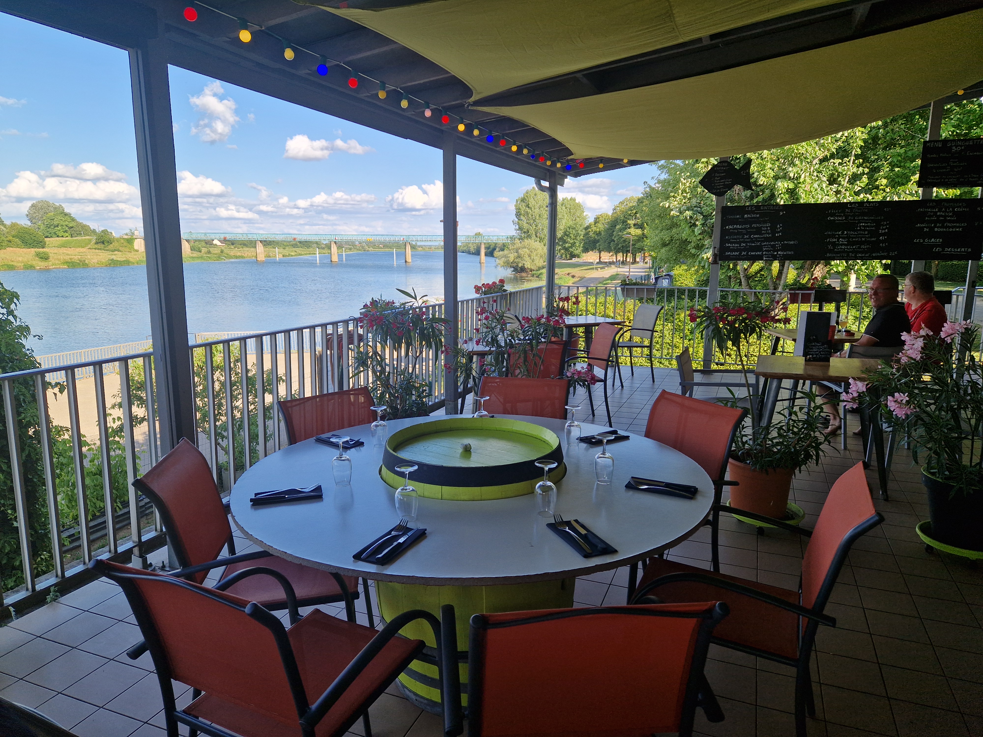 Idealement situe en bord de Saone sur la voie bleue

Un lieu rare au cadre exceptionnel,beneficiant d'un flux constant et croissant de clientele locale et touristique francaise et etrangere,fidele et de passage( cyclistes,promeneurs,famille,jeunesse des villages alentours,tourisme fluvial)

Concept unique dans la region

Ici on ne parle pas de restaurant traditionnel,mais d'un concept saisonnier rentable, exploite 6 mois seulement( mais avec possibilite d'extension sur l'annee), avec une clientele deja acquise...et 6 mois off pour profiter de la vie

Un lieu cle en main ou tout est aux normes(securite,hygiene,accessibilite) et ou la cuisine, la salle  et la terrasse sont entierement equipees; vous n'avez plus qu'a y mettre votre touche personnelle

Les atouts cles
- emplacement premium en bord d'eau - pas de concurrence
- rentabilite immediate car clientele locale + touristique existante et reguliere
- chiffre d'affaire realise sur 6 mois
- concept simple,convivial, avec actuellement des concerts les vendredis soirs et une qualite de vie rare en restauration
- ideal pour un couple,un professionnel de la restauration ou un entrepreneur souhaitant reprendre une activire cle en main, avec fort potentiel et contraintes maitrisees
- petir loyer: environ 8500€ annuel comprenant loyers, licence IV,taxe fonciere et redevance ordures menageres payable actuellement sur les 6 mois d'exploitation

Si vous avez un coup de coeur, n'hesitez pas a me contacter pour venir visiter ce petit joyau au coeur de la Bourgogne