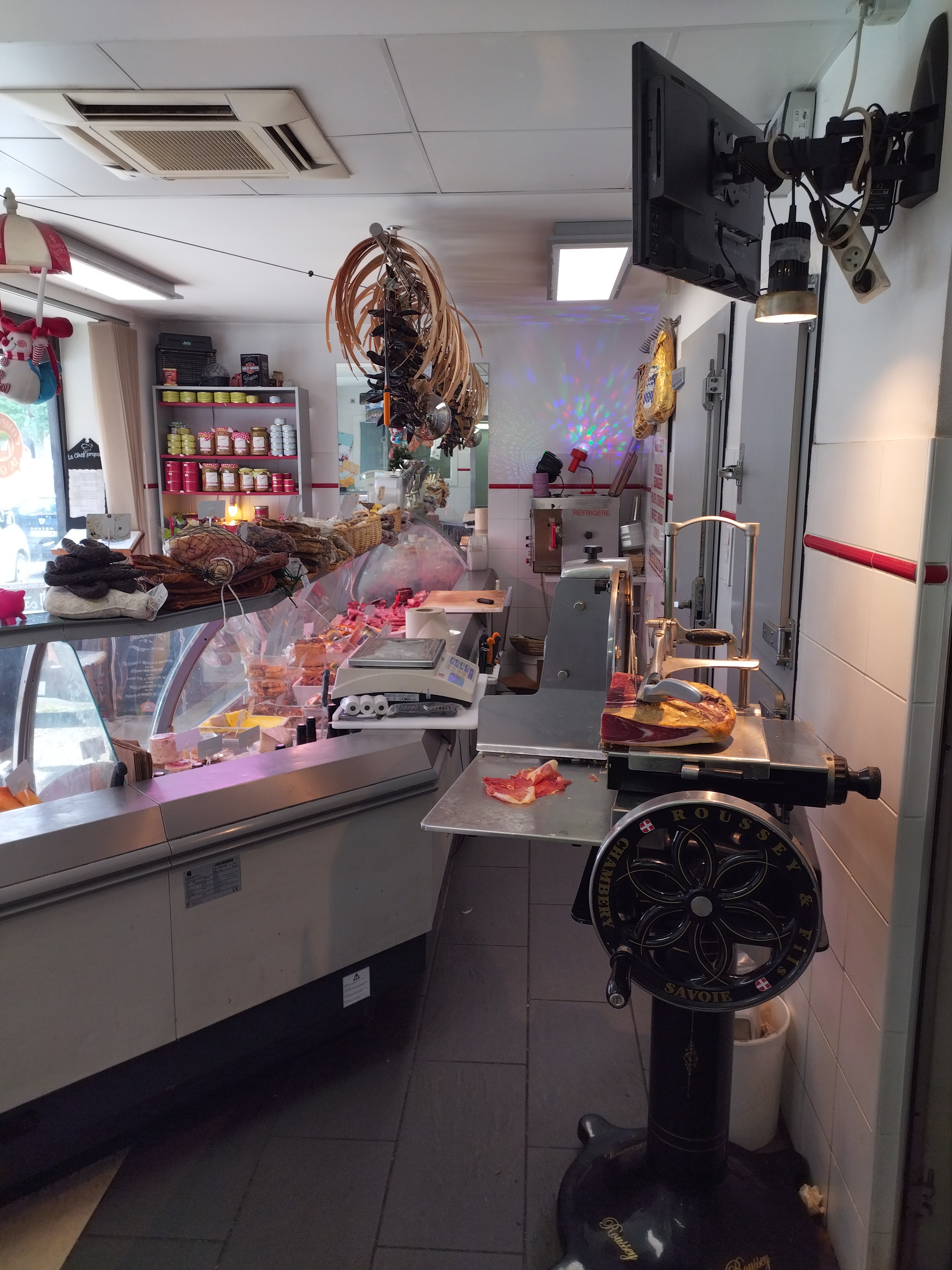 Vend fond de commerce boucherie charcuterie volailles.
Pour profiter de ma retraite.
Possibilité de faire un deuxième labo piece libre de 25m carré