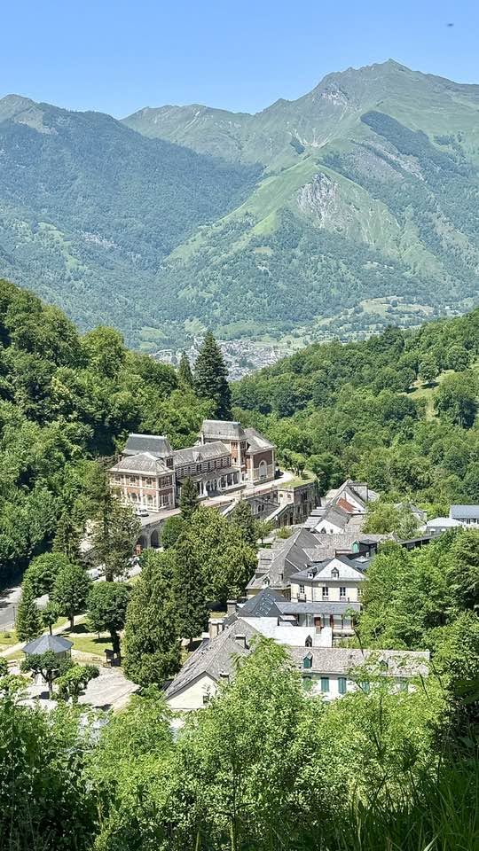 La Commune d’Eaux-Bonnes, 64440 lance un appel à candidature pour l’exploitation en location gérance de l’Hôtel Restaurant le Richelieu.
Le cahier des charges présentant le projet, l’appel à candidature et ses modalités est à venir retirer en mairie des Eaux Bonnes, située 2 Rue de la Paix, 64440 EAUX BONNES OU à demander par mail à l’adresse : dgs@eauxbonnes.fr SOIT en appelant au 05-59-05-32-69 (ouverture tous les jours de 8H30 à 12H30 et de 13H30 à 17H30).
Le dossier de candidature doit parvenir à la mairie au plus tard le 9 octobre 2026 à 12H