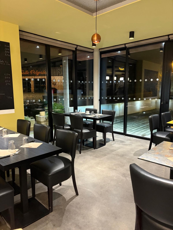 Commune rurale dynamique de 1100h, proche de Paimpol en Côtes-d'Armor recherche un exploitant pour restauration, bar, crêperie, pizzéria.
La partie immeuble est propriété de la commune de Quemper-Guézennec.
Le fonds de commerce, limité à la clientèle, est propriété des exploitants actuels.

Partie commerce :
- Capacité intérieure du commerce : environ 40 couverts avec cuisine semi ouverte
- Belle terrasse extérieure munie d'un parasol
- Grand parking attenant (plus de 70 places)
- Proximité immédiate de la salle polyvalente.

Logement : 
- La partie privative est située à l'étage
- Le logement comprend 3 chambres, une cuisine séjour, une véranda et une terrasse extérieure.

Conditions de location particulièrement attractives.

Le centre bourg de Quemper-Guézennec, est particulièrement attractif, notamment en raison de ses aménagements et de ses commerces dont une supérette, un salon de coiffure, un restaurant bar. Il faut ajouter, l'ouverture prochaine d'un commerce pluriactivités. 
A proximité immédiate du bourg, un espace sport et loisirs permet de s'adonner au fitness, au tennis, aux sports d'un city park. L'aménagement autour d'un terrain de football est complété par un parcours de santé, un skate park, une tyrolienne, un terrain bicross, des allées de boules, des espaces détentes et des jeux pour enfants.
Actuellement en cours de construction, deux terrains de padel couverts complétés par un club house.