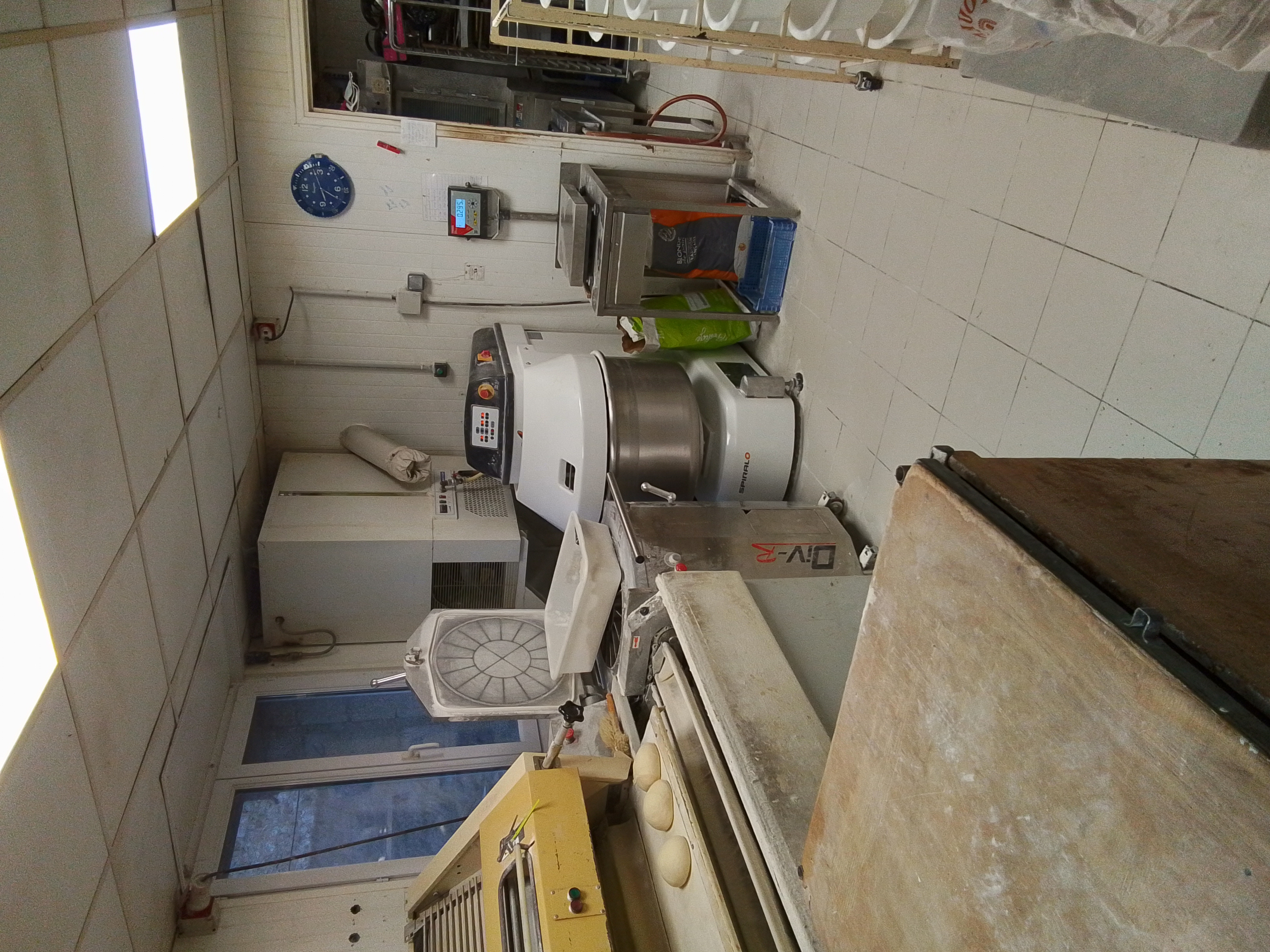 A saisir,ideal jeune couple où derniere affaire pour finir en douceur, charmante boulangerie patisserie traiteur et épicerie située en coeur de beauce,  axe Orleans Chartres
Limitrophe du Loiret et de l Essonne. 
Très belle espace de vente pouvant accueillir tables et chaises pour consommer  sur place.
Coin épicerie et coin poste pour faire vivre ce village Eurélien. 
Laboratoire boulangerie patisserie attenant avec
Tout le materiel necessaires. 
En ce qui concerne  l habitation, Elle ne demande  que de vous accueillir. 
Grande cours  fermée. 
N hesitez pas a nous contacter pour plus de renseignements et convenir une visite.
Detail de l activité sur demande.
Possibilité d acquerir les muss
Prix 70 000 euros