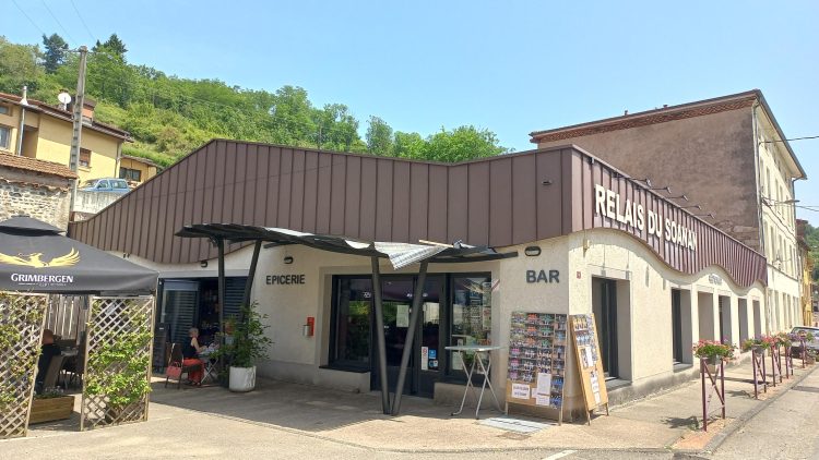 Localisation
Cet établissement est situé à Saint Clément sur Valsonne, village de moyenne montagne du Beaujolais Vert de 900 habitants.

La commune est à 10 minutes de Tarare et de l’échangeur avec l’autoroute A89 et à 40 minutes de Lyon.

Le commerce est dans le centre du village, desservi par une départementale ayant une fréquentation de plus de 4000 véhicules par jour.

Contexte
La commune souhaite retrouver un gérant pour cet établissement, celui en place précédemment s’orientant vers un nouveau projet professionnel après des années de réussite.

Le profil recherché est celui de professionnels de la cuisine de type chef et le commerce est parfait pour un couple ou un duo chef-salariée.

Eléments administratifs et financiers
Loyer mensuel négociable: 700 € HT Incluant la licence IV
Caution : 3 mois de loyer soit 2 100 € HT
Bail commercial
Disponible : immédiatement
Visites possibles sur rendez-vous
Horaires : restauration tous les midis sauf jour de fermeture (actuellement le mercredi), ouverture le week-end et les jours fériés
Description de l’établissement
Surface totale y compris terrasse : 250 m²
Entièrement de plain pied
Matériel présent : Piano complet, four a pizza, hotte, plonge, tables inox, différents petits matériels de cuisine et de service, tables et chaises, etc …
Terrasse extérieure comprise
La commune met à disposition dans la limite de 10 utilisations par an une salle communale attenante d’une capacité de 40 couverts
Mode de fonctionnement
La commune a établi un cahier des charges correspondant aux besoins du village et de la clientèle

Restaurant

Type de cuisine : traditionnelle, bistronomique , menu affaires / ouvrier
Type de carte : menu du jour et à la carte
 Prix midi et soir
Activité restauration WE et jours fériés (cuisine qualitative, repas de famille, …)
Snacking, plats à emporter, pizzas
Bar

Maintien de ce lieu de convivialité
Epicerie

Maintien d’un service de proximité
Ouverture souhaitée d’un point de récupération et de dépôt de colis
 

 

Pour candidater
Envoyer un CV et un projet en répondant aux questions suivantes :

Quelles qualités possédez-vous pour la gestion d’un restaurant / commerce multiservices
Quelles expérience professionnelles ou extraprofessionnelles acquises vous serviront dans le cadre de cette offre ?
Quelles sont les motivations qui vous amènent à postuler ?
Comment vous projetez vous dans l’organisation du service ?
Joindre des propositions de menus avec leurs tarifs prévisionnels