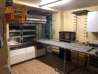 Fermeture suite séparation - fond de commerce en liquidation judiciaire
Local professionnel 100m2 comprenant un fournil, un magasin.
Appartement à l'étage 90m2 comprenant 1 cuisine, 1 salle à manger, 3 chambres, 
1 WC et 1 salle d'eau avec douche.
1 grange de 70m2
Loyer 810.00/mois