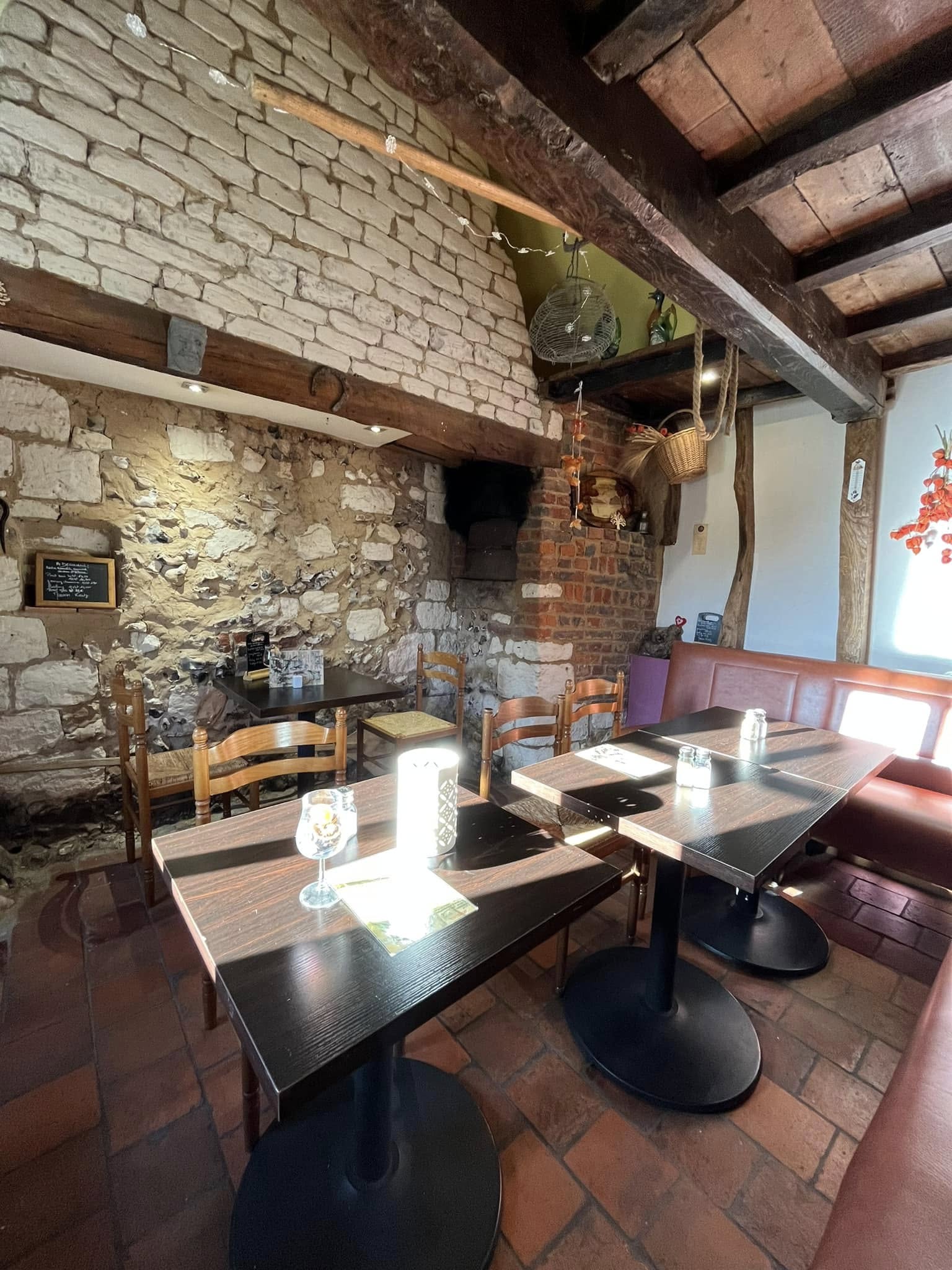 charmant village du ternois
mur e🚨Restaurant à la vente 🚨
📍Charmant village du Ternois 
➡️ murs et fonds à la vente ‼️
➡️ surface de salle 📏 84 m2 habitables (60 places) 
➡️ surface technique et cuisine 🧑‍🍳 35 m2 
➡️ PMR - ERP ✅
➡️ terrasse 😎28 places 
➡️ licence IV 🍷🍻
➡️ 350.000€ CA 💰
➡️ bâtiment annexe pour espace traiteur 🔪
➡️ 🅿️ 20 places 
✅ pas de travaux 🚧 ❌✅
✅ bon chiffre 📈
✅ charme et authenticité 🌾🏠🧮
✅ esprit champêtre 
✅ idéal 
✅ matériel neuf et fonctionnel 👌🏻🍳🔪
✅ Perspective de développement 📊
Prix murs et fonds : 415.000€ honoraires inclus. t fond a la vente