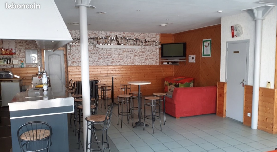 Vends fond de commerce Bar Snack 95 M2 + petit appartement de 27 M2 comprenant une salle d'eau. 
Dans un village touristique d'Ardèche (2600 habitants).
A 100m de la gare touristique du petit  train Velay express et à l'arrivé de la dolce via (voie douce dédié à la randonnée à pied et à vélo).
Etablissement tenu pendant 30 ans.
N’hésitez pas à me contacter pour plus de renseignements.