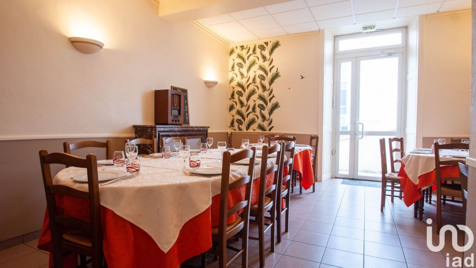 Fond de commerce  axé sur une cuisine traditionnelle. Licence IV - Terrasse (place avec parking)
Situé au cœur d'une commune de + de 9000hab. dynamique, en expansion, avec attraits touristiques et zones d'entreprises en développement permanent.
Actuellement ouvert uniquement le midi du lundi au vendredi (retraite), de nombreuses possibilités peuvent être exploitées (cuisines et labo spacieux; plusieurs salles, bar, aucun contrat fournisseur, aucun employé à reprendre…)
Conviendrait à un couple ou associés avec cuisinier désireux de se lancer.
Le bâtiment offre un beau potentiel
Possibilité d'un logement spacieux au-dessus (140m2 - 4 chambres)
Sortie d'autoroute à 3 kms
30 minutes de Nantes
40 minutes de la Côte