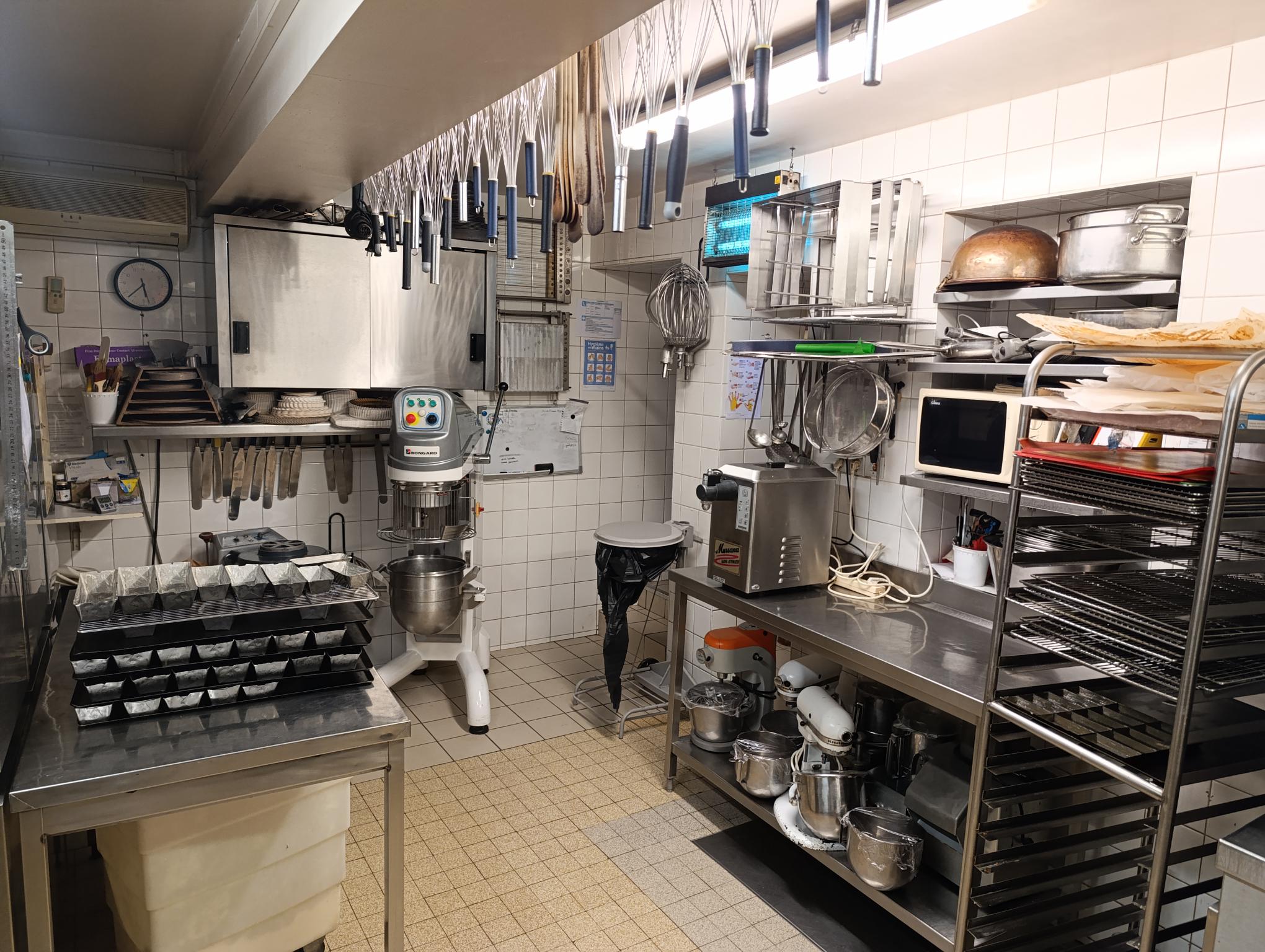 Vends pâtisserie Chocolaterie Glacerie au cœur d'une ville thermale et touristique du bourbonnais.
Idéale pour première installation.
Matériel en très bon état.
Descriptif : 

-	Four ventilé 8 plaques Pavailller + étuve
-	2 tours réfrigérés 3 portes
-	Batteur 20L 40L Bongard
-	Robot coupe R35
-	Chambre froide
-	Machine à chantilly
-	Congélateur surgélateur 4 portes Panimatic
-	Congélateur 2 portes Odic
-	Congélateur 6 portes Odic
-	Cellule de refroidissement et surgélation
-	Eplucheuse à pommes de terre Robot Coupe
-	Enrobeuse chocolat Gold2

Horaires d'ouverture :
- Du mercredi au samedi : 7h-12h30 15h-19h
- Dimanche : 7h-12h30
5 semaines de congés par an
Appartement :
- 1er étage :  cuisine, salon/salle à manger, WC + lavabo
- 2ème étage : trois chambres climatisées et salle de bain et WC
Possibilité d'achat des murs