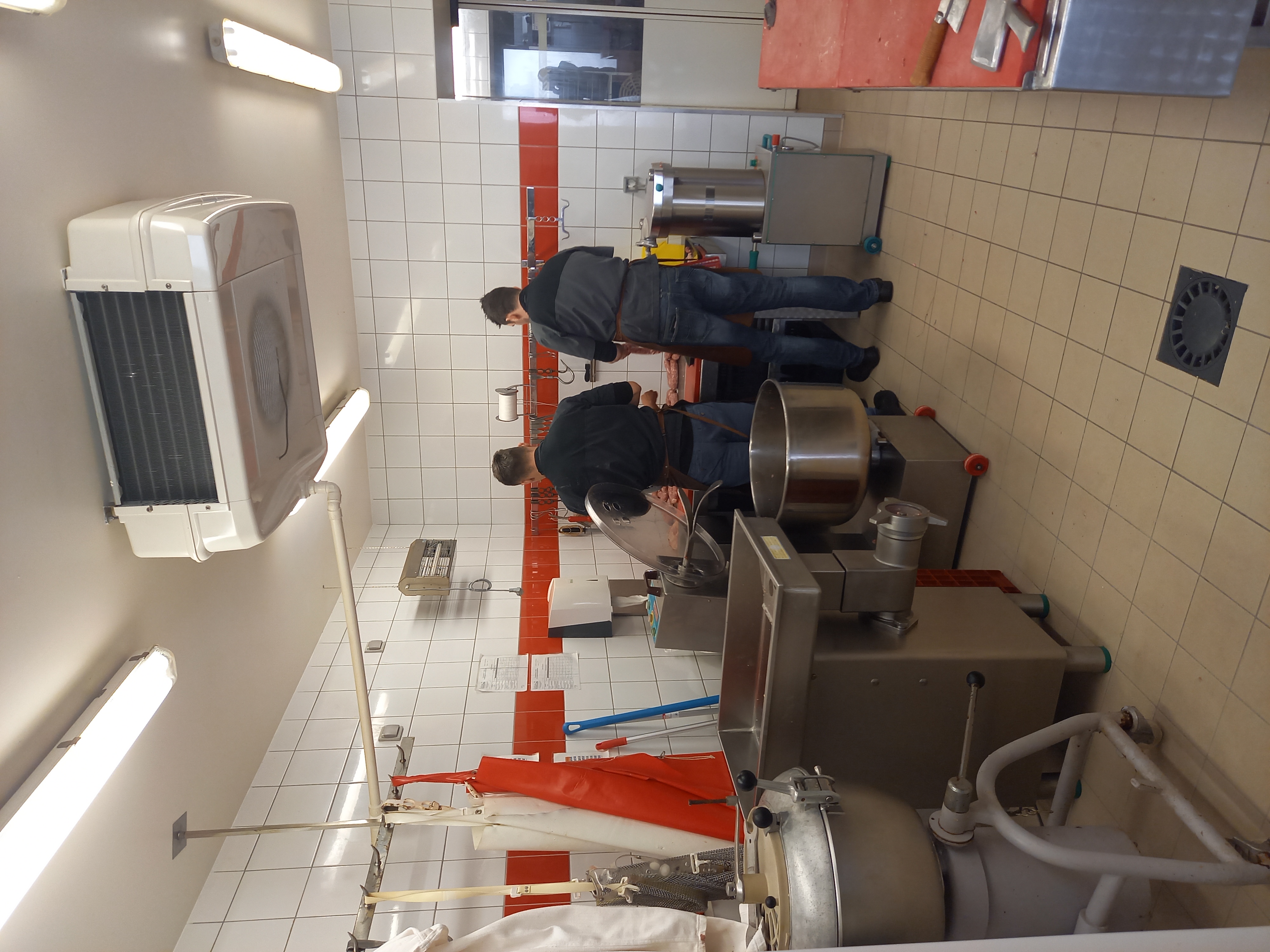 Commerce historique de Prayssac, la maison VAYSSE a été fondé dans le centre-bourg de Prayssac en 1965. L’établissement propose des produits de qualité, pour la majorité sourcée localement, les plats cuisinés et la charcuterie sont faits maison, dans le respect de la tradition. 
Aujourd’hui la boucherie est gérée par le couple de gérants. Il y aurait possibilité de recruter un salarié et un apprenti en plus.
La boucherie dispose d’un magasin spacieux de 75m², entièrement rénové en 2002, ainsi que des espaces de travail réhabilité en 2014, y compris un laboratoire de découpe, un local de production, des chambres froides et un séchoir. Le laboratoire est entièrement équipé avec du matériel entretenu régulièrement et en très bon état. 
Véritable commerce de destination dans la région et moteur pour l’activité du centre-bourg de Prayssac, la boucherie a un rayonnement local, régional, voire national, avec une clientèle fidèle et bien établie. Son chiffre d’affaires annuel est de 700K€ en moyenne sur les 5 dernières années. 
Loyer : 800 €/mois