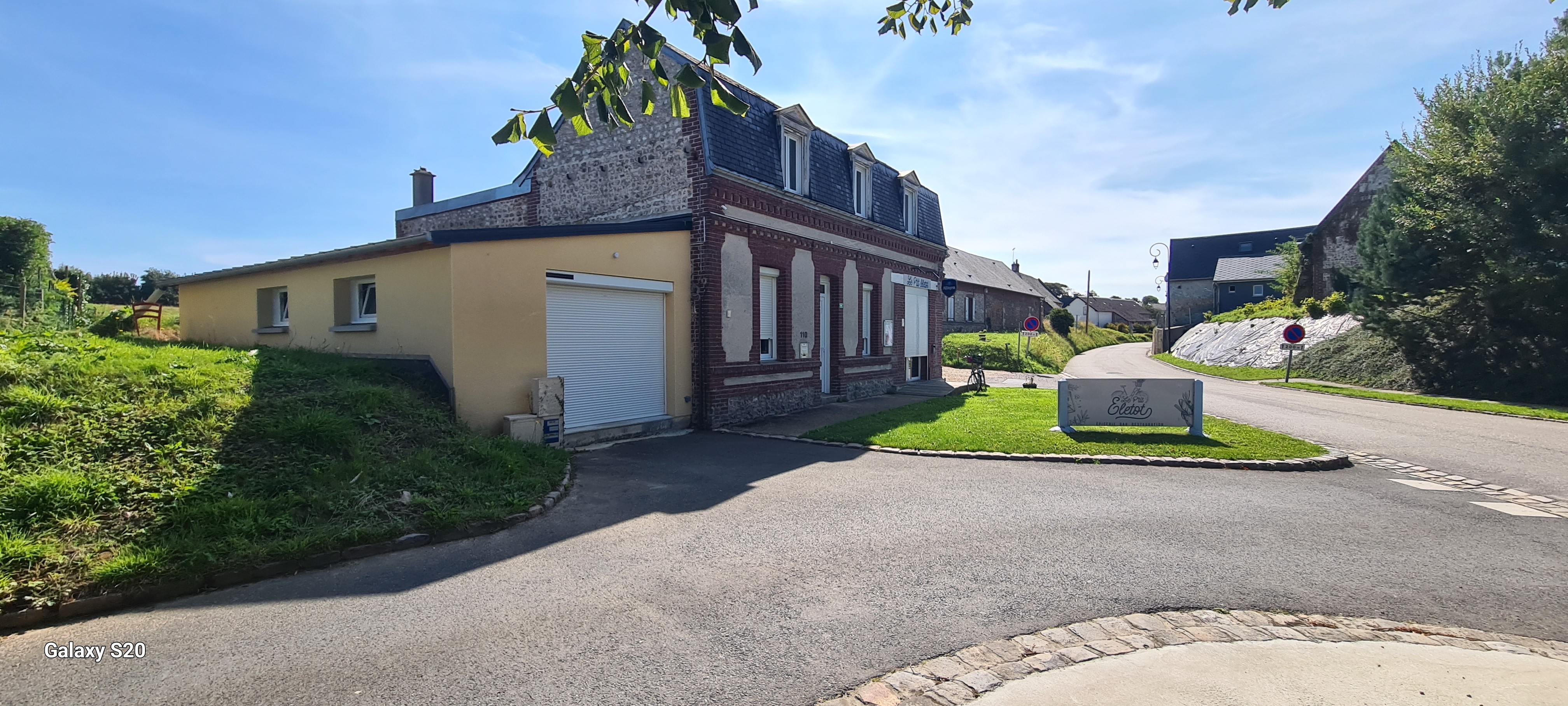 Local a louer pour commerce multi service avec salle de restauration et bar plus terrasse extérieure situé sur la place du village .

le prix indiqué est le prix de la location, le local n'est pas vendre.