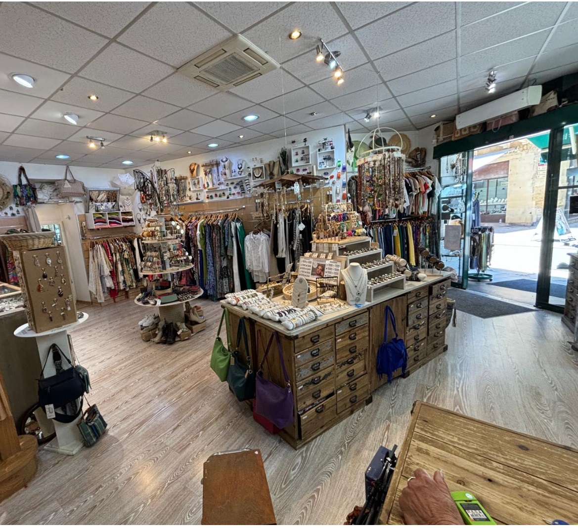 Idéalement situé à l'angle de la rue commerçante ( à deux pas de l office de tourisme) et du centre historique de Sarlat capitale du Périgord Noir, ce fond de commerce bénéficie d un excellent  emplacement.
la boutique propose une activité de vêtements femme de marques diverses, chaussures , bijoux fantaisies et précieux, avec une clientèle fidèle à l'année, largement renforcée par un important flux touristique en saison.
local d une surface totale de 80m2
Grande vitrine  plus 2 sur chaque coté de la porte, offrant une excellente visibilité.
Espace de vente lumineux
Etage comprenant des zones de stockage, bureau, toilette.
Convient parfaitement à une reprise clé en main ou à un nouveau concept.
Activité saine avec potentiel de développement pour qui souhaite allier projet durable et qualité de vie.