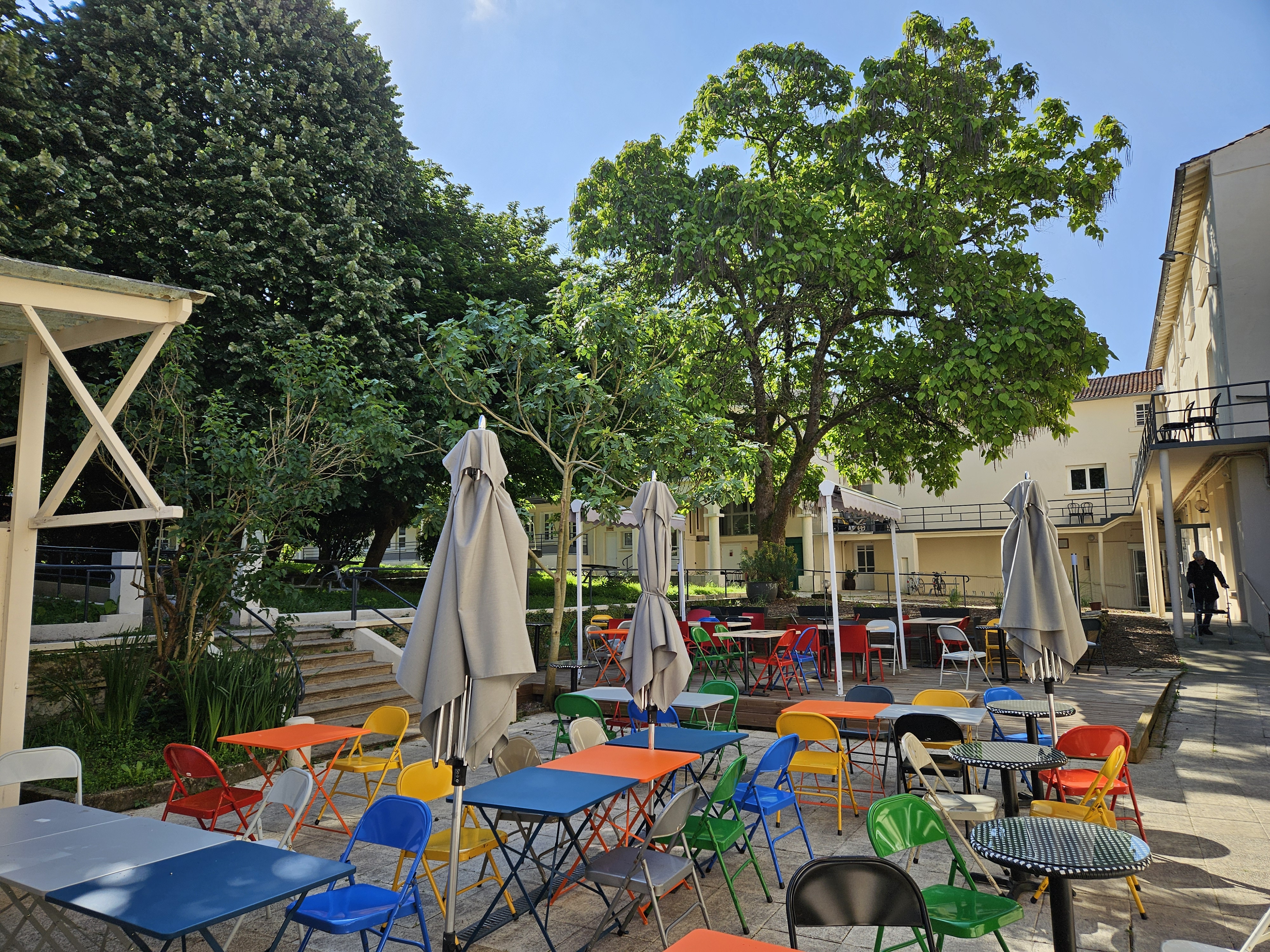 Très joli restaurant, ouvert depuis 6 mois avec de beaux résultats recherche son couple ou duo de gérants dans un village prometteur de 2000 habitants
Restaurant avec deux salles, capacité intérieur de 65 places, grande terrasse extérieur dans un parc arboré pouvant recevoir une centaine de personnes. 
Facilité de prise en main en location gérance avec achat du fond possible.
Facilité de logement dans un premier temps. 
Village très agréable avec plusieurs commerces ( boulangeries, pharmacies, opticien, cabinet médical, superette...).
Marché tous les jeudis matins. 
Ecole primaire et collège à 200 mètres. 
Gare à 5 minutes en voiture pour le ter et 15 minutes pour les grandes lignes.
( 20 minutes de Niort, 1 heure de La Rochelle, 2 heures de Paris).