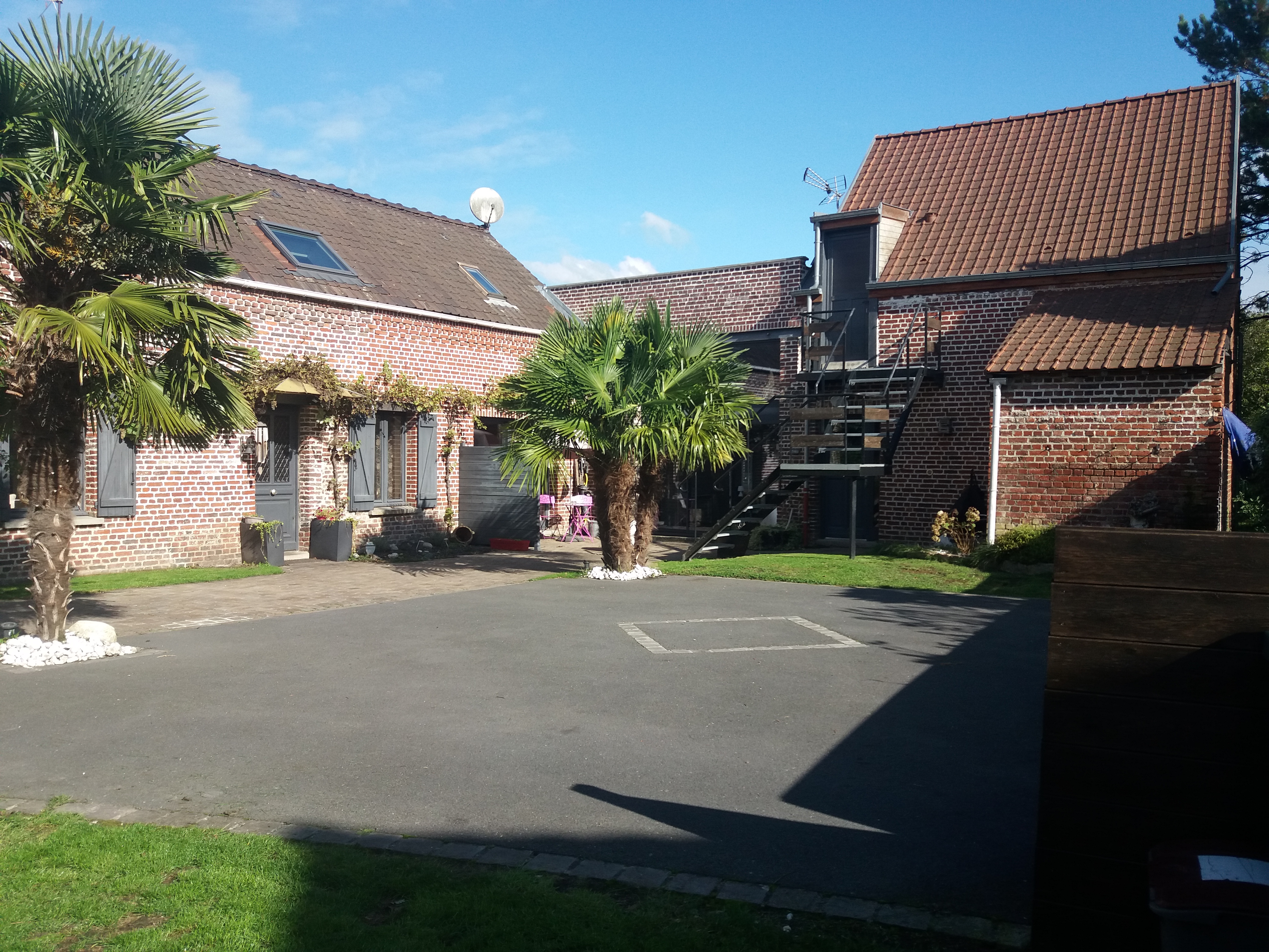 Ferme  en L.
 avec trois chambres d'hôtes ainsi que trois chambres dans la maison principale venez découvrir cette maison avec une décoration très cosy n'hésitez pas à me demander des photos