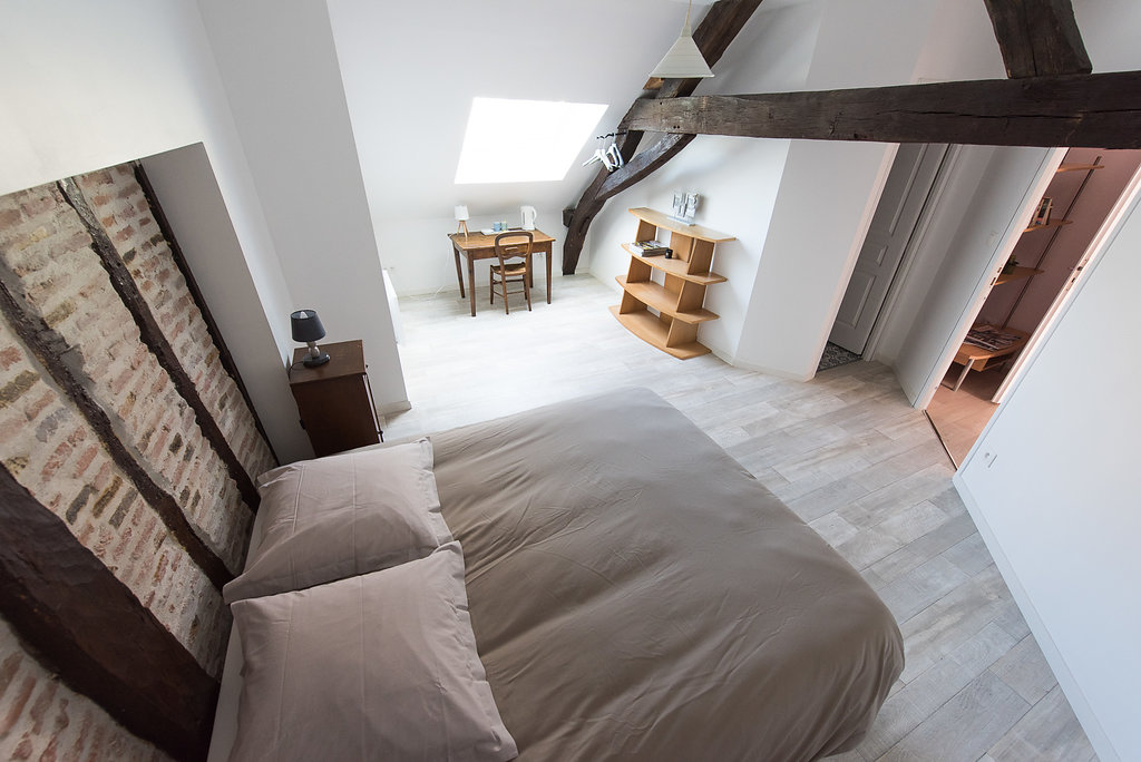 Dans le premier port fluvial de France, laissez-vous surprendre par cette bâtisse du 18ème siècle.
Le bâtiment de 330 m² sur un terrain de 630 m² comprend actuellement une partie privative et une partie exploitée en chambres d'hôtes.
Les travaux de rénovation réalisés depuis moins de 10 ans ont su allier modernité et confort tout en conservant le charme d'antan : carrelage d'époque, plancher, cheminées en marbre, poutres, pierres...
Une cour intérieure sans vis à vis, coin barbecue, jardin, ateliers, serre, cave voûtée viennent compléter ce bien.

Le chiffre d'affaires permet d'en faire une activité principale qui peut encore être développé (table d'hôtes, chambre d'hôtes supplémentaire, weekends à thème...).