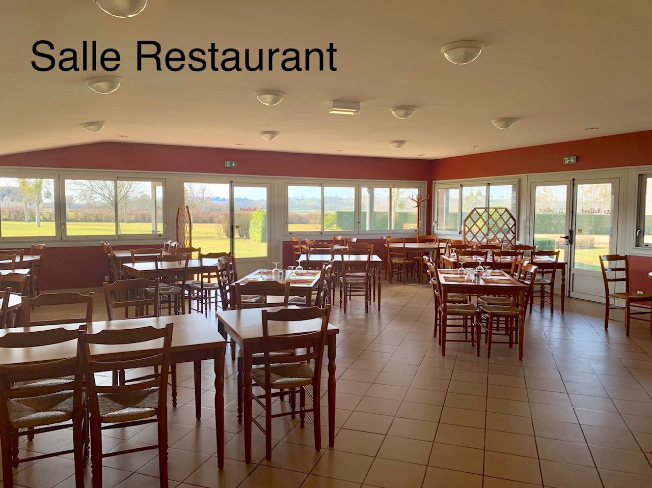 Dans le cadre d‘une libération complète d’un local à usage professionnel, la Communauté de Communes Vallée de la Creuse et la Commune de Ceaulmont recherchent un porteur de projet pour la reprise du bar/restaurant/multiservice Le Rollinat à Ceaulmont.

Ceaulmont est une commune dynamique du Sud du département de l’Indre qui compte 734 habitants.

L’établissement idéalement situé sur une route touristique passante entre le lac d’Eguzon et la Ville d’Argenton sur Creuse surnommée « la Venise du Berry » se trouve à moins de 7 min de la sortie 19 l’autoroute A20 (axe Paris-Toulouse). Le territoire est labellisé « Terre de jeux 2024 ».

Le site naturel de la Vallée de la Creuse offre de nombreuses opportunités touristiques que ce soit sur les sites de baignade de Chenet, Montcocu ou Eguzon ; ou pour des activités de plein air avec la présence de nombreux GR et de sentiers de randonnées.
Côté culture et patrimoine Ceaulmont et les communes voisines regorgent de trésors architecturaux à visiter comme par exemple l’Eglise du Menoux, décorée par Carrasco.

En termes d’infrastructures, la commune de Ceaulmont possède une école primaire, un tissu associatif varié et un écosystème économique dense (présente de la Zone d’Activités de la Prune avec 130 salariés répartis sur 5 entreprises).

L’activité restauration/bar est primordiale sur la commune avec la possibilité d’une clientèle ouvrière la semaine et touristique le week-end et en période de vacances scolaires. Une activité de multiservice peut être développée en fonction des besoins des habitants.

Nous recherchons principalement un couple passionné de cuisine et de terroir. La perspective de vivre de son activité en milieu rural est la priorité pour la Communauté de Communes et la Commune.

Concernant l’établissement :
•	Superficie de 300 m² + 120 m² de terrasse
•	Grand parking
•	Bien situé le long de la route départementale 913
•	Cuisine équipée
•	Chauffage gaz par citerne
•	50 couverts intérieurs + 20 couverts extérieurs
•	Appartement de fonction de 90 m²
•	En bon état général
•	Conditions financières : loyer de 500 €HT/mois pour la partie pro et 250€HT/mois pour la partie logement (indissociable)
•	Bail 3/6/9 (possibilité de bail précaire au démarrage

Dossier de candidature à retirer auprès de du service de développement économique : remi.safah@cc-valleedelacreuse.fr ou 02 54 01 43 33 »