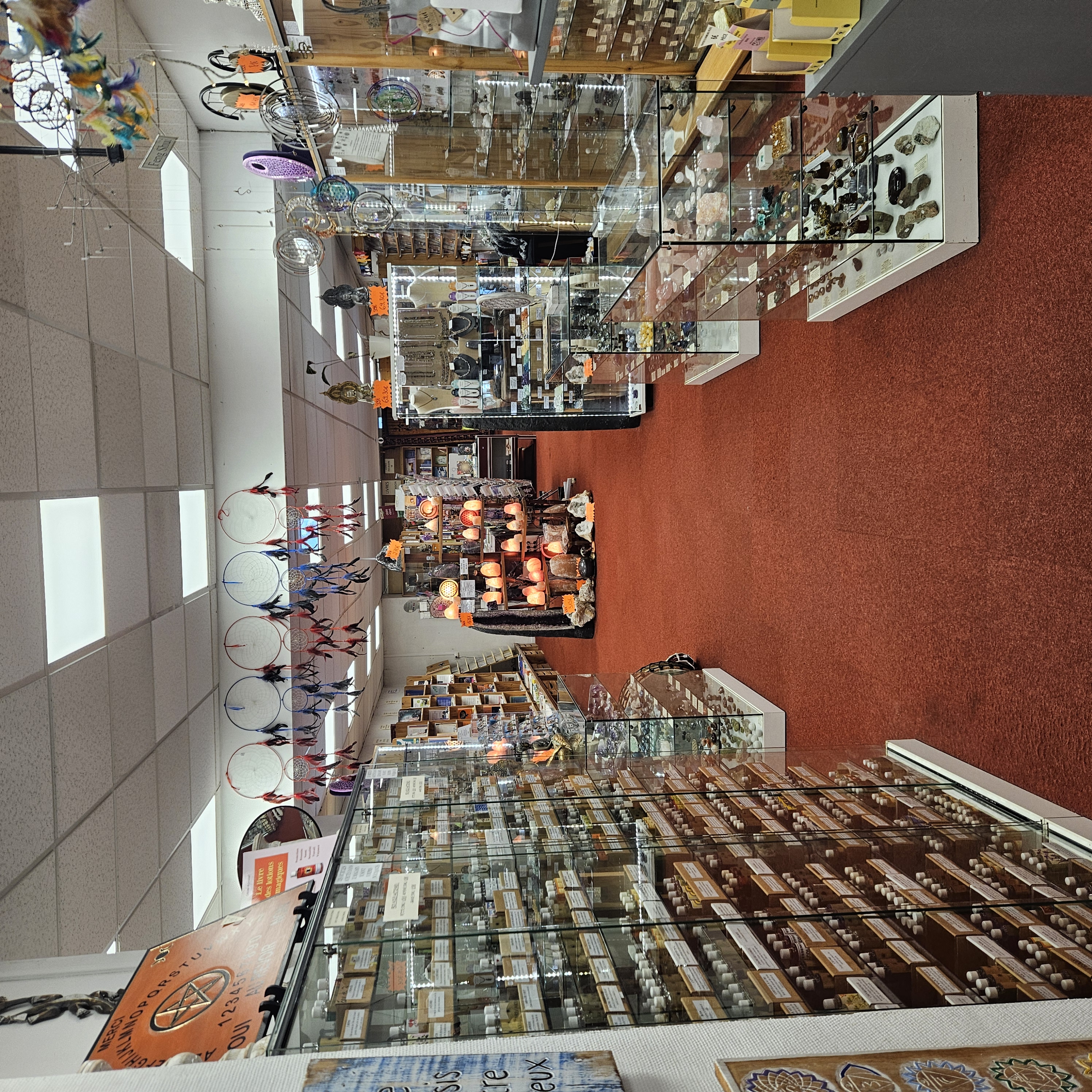 À VENDRE – Fonds de commerce – Librairie ésotérique (Valenciennes)

Librairie ésotérique reconnue, implantée en centre-ville depuis 1989, lieu unique bénéficiant d’une forte notoriété locale et d’un positionnement unique, avec une concurrence très limitée.

Caractéristiques du commerce :

Surface commerciale d’environ 150 m² + réserve

Loyer très attractif au regard de la surface et de l’emplacement

Clientèle fidèle et régulière, développée sur plusieurs années

Environ 8 000 abonnés sur les réseaux sociaux

Identité forte, ambiance chaleureuse et commerce clé en main

Accompagnement possible lors de la reprise afin d’assurer une transition sereine.

💰 Prix de cession : 190 000 €

Pour toute question supplémentaire, Merci de me contacter.
📞 Mme Ménard
📧 librairie.la.clef@wanadoo.fr