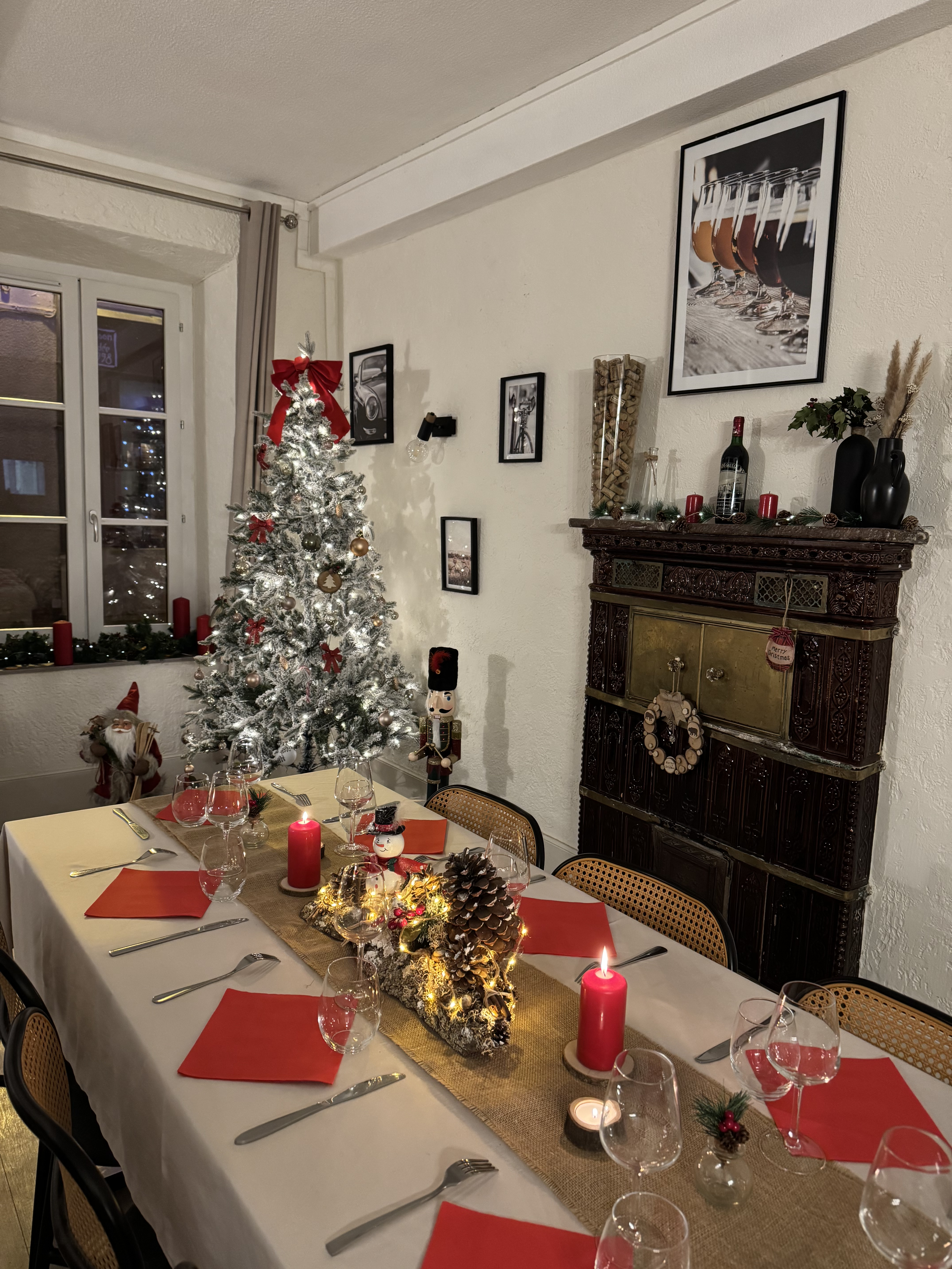 Vous envisagez de quitter la ville pour entreprendre à la campagne ? 
À Saint-Saulge, au cœur de la Nièvre, la commune recherche un professionnel, un couple ou des porteurs de projet souhaitant redonner vie à un hôtel-restaurant situé dans la rue principale du village.

Une opportunité pour développer votre propre activité dans un environnement rural et touristique, tout en disposant d'un logement sur place et en participant à la vie locale.

Un établissement avec plusieurs activités possibles

L'établissement, d'une surface totale d'environ 170 m², comprend :
•	un restaurant équipé, avec une partie du matériel déjà disponible ;
•	une cour intérieure pouvant être aménagée en terrasse ;
•	un hôtel de 9 chambres ;
•	un logement sur place, facilitant l'installation du ou des exploitants ;
•	des possibilités de développement de la capacité d'accueil et des services proposés.

L'établissement sera mis à disposition dans le cadre d'un bail commercial comprenant la licence IV. 

Loyer envisagé : 1 500 € HT par mois.
Pas de reprise de fonds de commerce, mais un apport personnel est nécessaire.

Une activité à construire au cœur du village

La commune souhaite retrouver un établissement accueillant et convivial, ouvert aussi bien aux habitants du territoire qu'aux visiteurs et professionnels de passage.

Pour la partie restauration, le projet devra proposer une cuisine préparée sur place à partir de produits frais, en privilégiant autant que possible les producteurs locaux. Une offre associant spécialités du terroir et restauration de type brasserie est recherchée.
Les 9 chambres de l'hôtel permettent parallèlement de développer une offre d'hébergement destinée notamment aux touristes, familles, randonneurs, cyclotouristes, pêcheurs et professionnels en déplacement.

Une implantation dans un territoire tourné vers le tourisme de nature

Saint-Saulge est située dans un environnement propice au tourisme vert, à proximité du Morvan, du canal du Nivernais et de Vézelay.

L'offre de restauration et d'hébergement étant limitée sur le territoire, la réouverture de cet établissement répond également à un besoin local.

Un projet professionnel, mais aussi un projet de vie

La commune souhaite accueillir un professionnel, un couple ou des porteurs de projet ayant envie de s'inscrire durablement dans le territoire.

La présence d'un logement sur place, l'emplacement de l'établissement au cœur du village, la cour intérieure et les possibilités de développement permettent d'envisager conjointement activité professionnelle et installation personnelle dans la Nièvre.

Que vous soyez déjà professionnel de l'hôtellerie-restauration ou que votre projet s'inscrive dans une démarche de changement de vie et d'installation en milieu rural, la commune est à la recherche d'un projet solide et durable, capable de faire vivre pleinement cet établissement.

Vous souhaitez découvrir les lieux ?

Des visites sont organisées sur rendez-vous. Les caractéristiques techniques du bâtiment, les équipements disponibles ainsi que les modalités du bail seront présentés aux candidats à cette occasion.

Faites connaître votre projet et venez découvrir les possibilités offertes par cet hôtel-restaurant au cœur de la Nièvre.
La commune est mobilisée pour accompagner la réouverture de cet établissement stratégique pour la vie du territoire.